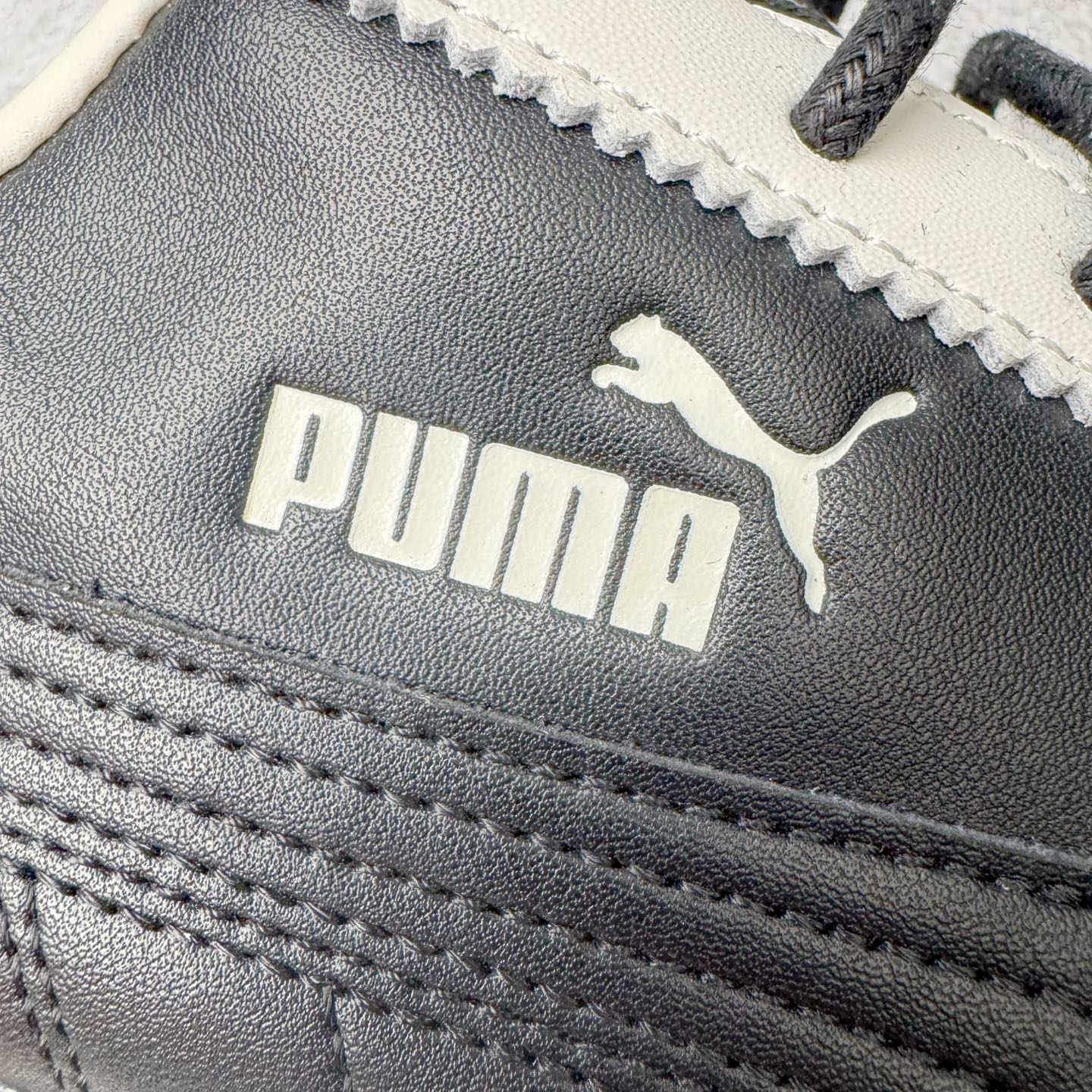 图片[20]-＃S2纯原 PUMA Speedca OG 彪马极速赛车系列低帮德训风拼接复古百搭休闲运动赛车鞋 鞋款从80、90年代赛车手所穿的防火赛车鞋为原型，鞋身线条模仿了赛车的流线廓形，体现了空气动力学原理的结构。简约流畅的外观，恰好又和贯穿其中的Formstrip Logo融合恰到好处，视觉上细节丰富且协调。本次Speedcat OG鞋款归来，最大看点自然式保留了窄版鞋型以及薄底构造。这两年各品牌鞋底越做越厚，Speedcat反其道而行之，上脚几乎无鞋底的效果带来耳目一新的视觉体验。鞋面依旧是以质感细腻的麂皮材质打造，并且大面积近乎全包裹的使用，复古味道也愈发浓烈。配色上更是将最原始的黑色和红色带回，向F1赛车队的标志性队服致敬。相信让各位一眼种草的更多是出挑的大红色，上脚即可瞬间点亮整体造型，在以球鞋为核心的OOTD中脱颖而出。而另一款黑色则是低调的万金油，彰显新潮个性的同时又不喧宾夺主，也是热爱简约系穿搭朋友的首选。 尺码：36 37 37.5 38 38.5 39 40 40.5 41 42 42.5 43 44 44.5 45 46-选品中心