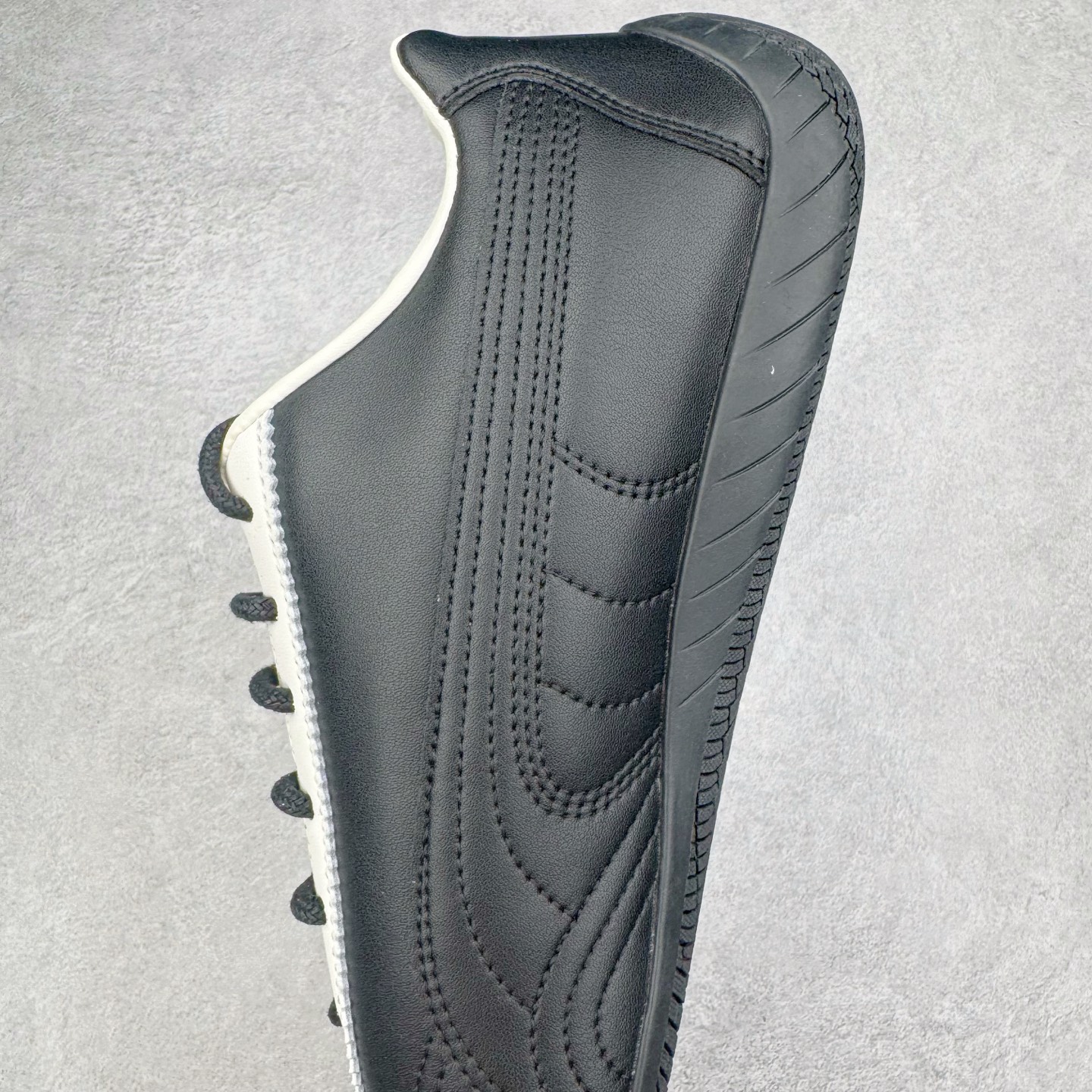 图片[7]-＃S2纯原 PUMA Speedca OG 彪马极速赛车系列低帮德训风拼接复古百搭休闲运动赛车鞋 鞋款从80、90年代赛车手所穿的防火赛车鞋为原型，鞋身线条模仿了赛车的流线廓形，体现了空气动力学原理的结构。简约流畅的外观，恰好又和贯穿其中的Formstrip Logo融合恰到好处，视觉上细节丰富且协调。本次Speedcat OG鞋款归来，最大看点自然式保留了窄版鞋型以及薄底构造。这两年各品牌鞋底越做越厚，Speedcat反其道而行之，上脚几乎无鞋底的效果带来耳目一新的视觉体验。鞋面依旧是以质感细腻的麂皮材质打造，并且大面积近乎全包裹的使用，复古味道也愈发浓烈。配色上更是将最原始的黑色和红色带回，向F1赛车队的标志性队服致敬。相信让各位一眼种草的更多是出挑的大红色，上脚即可瞬间点亮整体造型，在以球鞋为核心的OOTD中脱颖而出。而另一款黑色则是低调的万金油，彰显新潮个性的同时又不喧宾夺主，也是热爱简约系穿搭朋友的首选。 尺码：36 37 37.5 38 38.5 39 40 40.5 41 42 42.5 43 44 44.5 45 46-选品中心