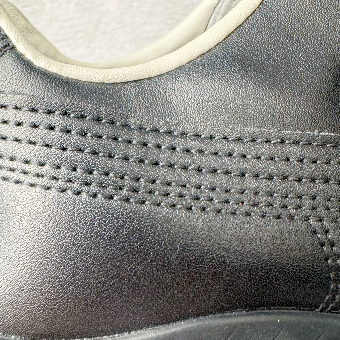 图片[19]-＃S2纯原 PUMA Speedca OG 彪马极速赛车系列低帮德训风拼接复古百搭休闲运动赛车鞋 鞋款从80、90年代赛车手所穿的防火赛车鞋为原型，鞋身线条模仿了赛车的流线廓形，体现了空气动力学原理的结构。简约流畅的外观，恰好又和贯穿其中的Formstrip Logo融合恰到好处，视觉上细节丰富且协调。本次Speedcat OG鞋款归来，最大看点自然式保留了窄版鞋型以及薄底构造。这两年各品牌鞋底越做越厚，Speedcat反其道而行之，上脚几乎无鞋底的效果带来耳目一新的视觉体验。鞋面依旧是以质感细腻的麂皮材质打造，并且大面积近乎全包裹的使用，复古味道也愈发浓烈。配色上更是将最原始的黑色和红色带回，向F1赛车队的标志性队服致敬。相信让各位一眼种草的更多是出挑的大红色，上脚即可瞬间点亮整体造型，在以球鞋为核心的OOTD中脱颖而出。而另一款黑色则是低调的万金油，彰显新潮个性的同时又不喧宾夺主，也是热爱简约系穿搭朋友的首选。 尺码：36 37 37.5 38 38.5 39 40 40.5 41 42 42.5 43 44 44.5 45 46-选品中心