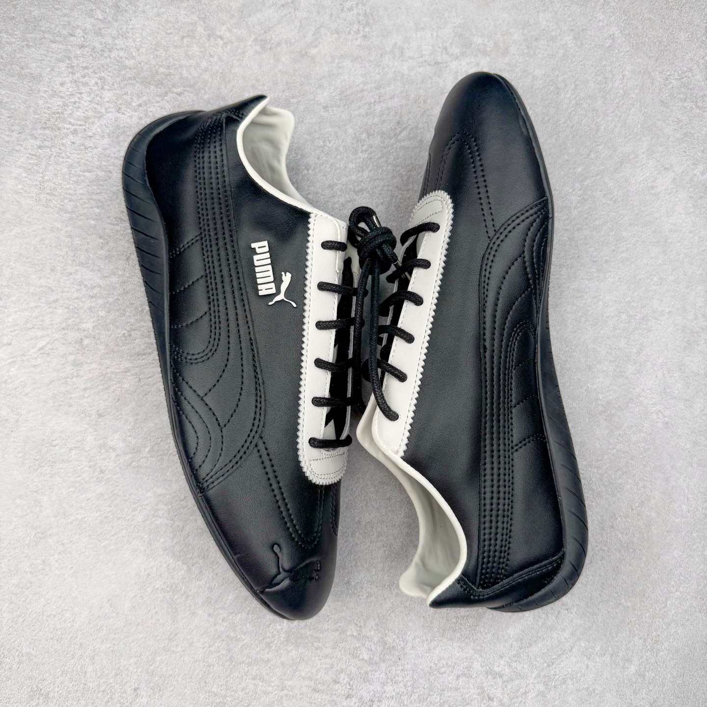 图片[3]-＃S2纯原 PUMA Speedca OG 彪马极速赛车系列低帮德训风拼接复古百搭休闲运动赛车鞋 鞋款从80、90年代赛车手所穿的防火赛车鞋为原型，鞋身线条模仿了赛车的流线廓形，体现了空气动力学原理的结构。简约流畅的外观，恰好又和贯穿其中的Formstrip Logo融合恰到好处，视觉上细节丰富且协调。本次Speedcat OG鞋款归来，最大看点自然式保留了窄版鞋型以及薄底构造。这两年各品牌鞋底越做越厚，Speedcat反其道而行之，上脚几乎无鞋底的效果带来耳目一新的视觉体验。鞋面依旧是以质感细腻的麂皮材质打造，并且大面积近乎全包裹的使用，复古味道也愈发浓烈。配色上更是将最原始的黑色和红色带回，向F1赛车队的标志性队服致敬。相信让各位一眼种草的更多是出挑的大红色，上脚即可瞬间点亮整体造型，在以球鞋为核心的OOTD中脱颖而出。而另一款黑色则是低调的万金油，彰显新潮个性的同时又不喧宾夺主，也是热爱简约系穿搭朋友的首选。 尺码：36 37 37.5 38 38.5 39 40 40.5 41 42 42.5 43 44 44.5 45 46-选品中心