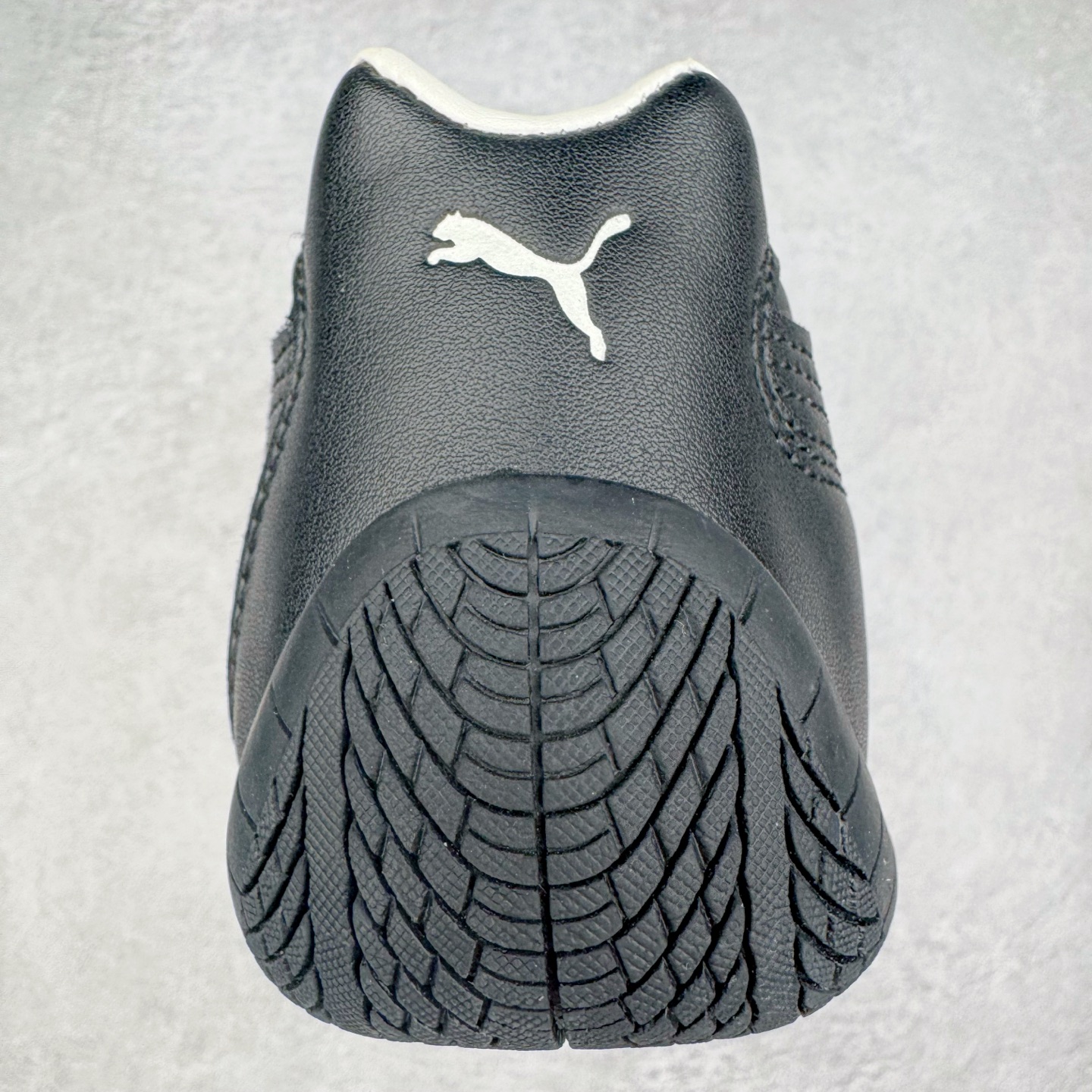 图片[8]-＃S2纯原 PUMA Speedca OG 彪马极速赛车系列低帮德训风拼接复古百搭休闲运动赛车鞋 鞋款从80、90年代赛车手所穿的防火赛车鞋为原型，鞋身线条模仿了赛车的流线廓形，体现了空气动力学原理的结构。简约流畅的外观，恰好又和贯穿其中的Formstrip Logo融合恰到好处，视觉上细节丰富且协调。本次Speedcat OG鞋款归来，最大看点自然式保留了窄版鞋型以及薄底构造。这两年各品牌鞋底越做越厚，Speedcat反其道而行之，上脚几乎无鞋底的效果带来耳目一新的视觉体验。鞋面依旧是以质感细腻的麂皮材质打造，并且大面积近乎全包裹的使用，复古味道也愈发浓烈。配色上更是将最原始的黑色和红色带回，向F1赛车队的标志性队服致敬。相信让各位一眼种草的更多是出挑的大红色，上脚即可瞬间点亮整体造型，在以球鞋为核心的OOTD中脱颖而出。而另一款黑色则是低调的万金油，彰显新潮个性的同时又不喧宾夺主，也是热爱简约系穿搭朋友的首选。 尺码：36 37 37.5 38 38.5 39 40 40.5 41 42 42.5 43 44 44.5 45 46-选品中心