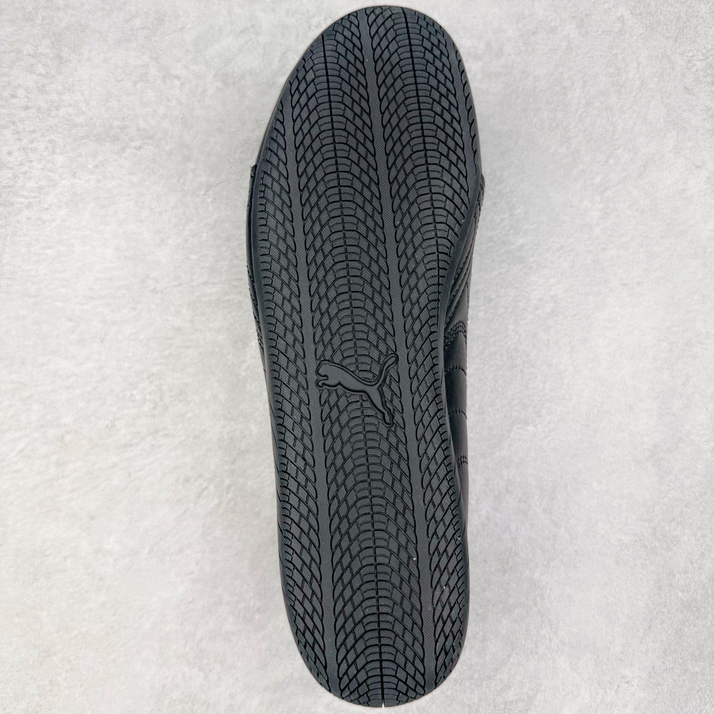 图片[9]-＃S2纯原 PUMA Speedca OG 彪马极速赛车系列低帮德训风拼接复古百搭休闲运动赛车鞋 鞋款从80、90年代赛车手所穿的防火赛车鞋为原型，鞋身线条模仿了赛车的流线廓形，体现了空气动力学原理的结构。简约流畅的外观，恰好又和贯穿其中的Formstrip Logo融合恰到好处，视觉上细节丰富且协调。本次Speedcat OG鞋款归来，最大看点自然式保留了窄版鞋型以及薄底构造。这两年各品牌鞋底越做越厚，Speedcat反其道而行之，上脚几乎无鞋底的效果带来耳目一新的视觉体验。鞋面依旧是以质感细腻的麂皮材质打造，并且大面积近乎全包裹的使用，复古味道也愈发浓烈。配色上更是将最原始的黑色和红色带回，向F1赛车队的标志性队服致敬。相信让各位一眼种草的更多是出挑的大红色，上脚即可瞬间点亮整体造型，在以球鞋为核心的OOTD中脱颖而出。而另一款黑色则是低调的万金油，彰显新潮个性的同时又不喧宾夺主，也是热爱简约系穿搭朋友的首选。 尺码：36 37 37.5 38 38.5 39 40 40.5 41 42 42.5 43 44 44.5 45 46-选品中心