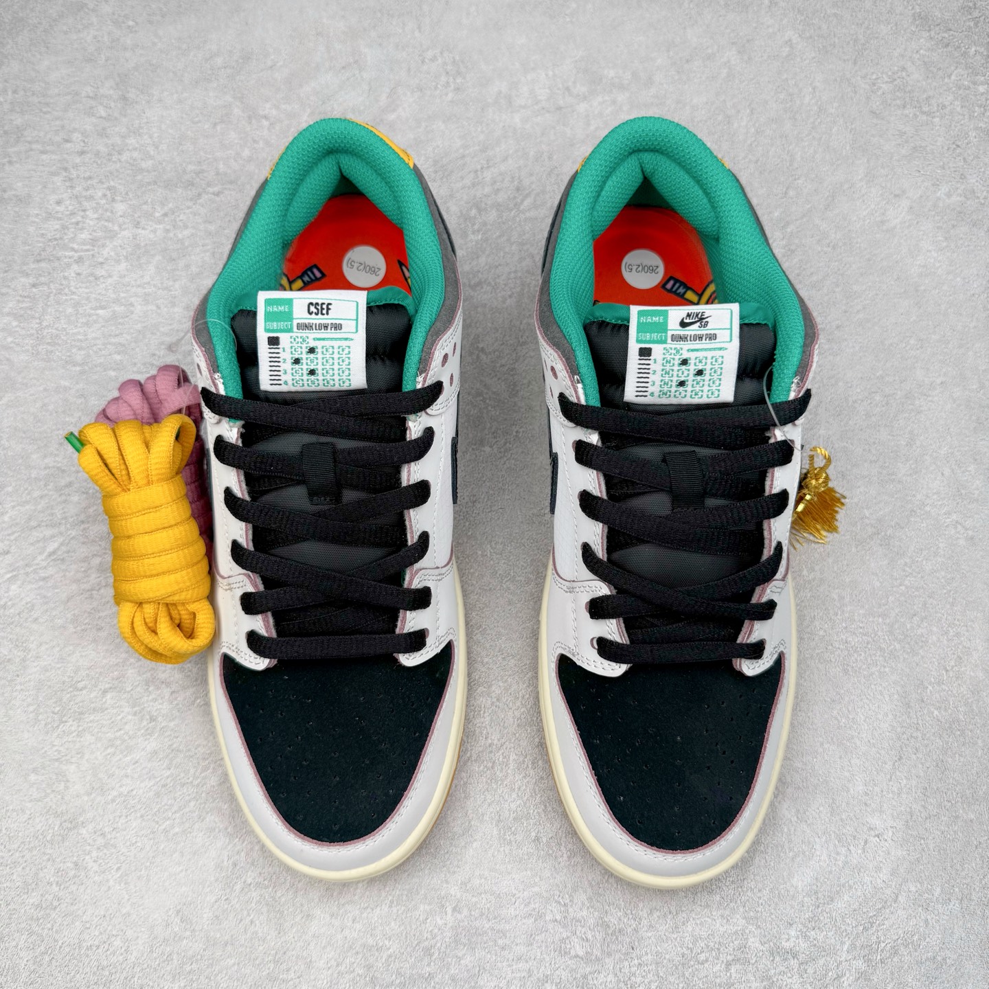 图片[2]-＃F版 CSEF x NK SB Dunk Low 联名白绿黑 HJ4132-100 性价比王者 极限压缩利润空间 超乎所想的高性价比 用料绝不含糊 原盒原配 正确耐磨橡胶大底 超高清洁度 全鞋零毛边皮料切割 全套原楦原模倾力打造完美版型 尺码：36 36.5 37.5 38 38.5 39 40 40.5 41 42 42.5 43 44 44.5 45 46 47.5-选品中心