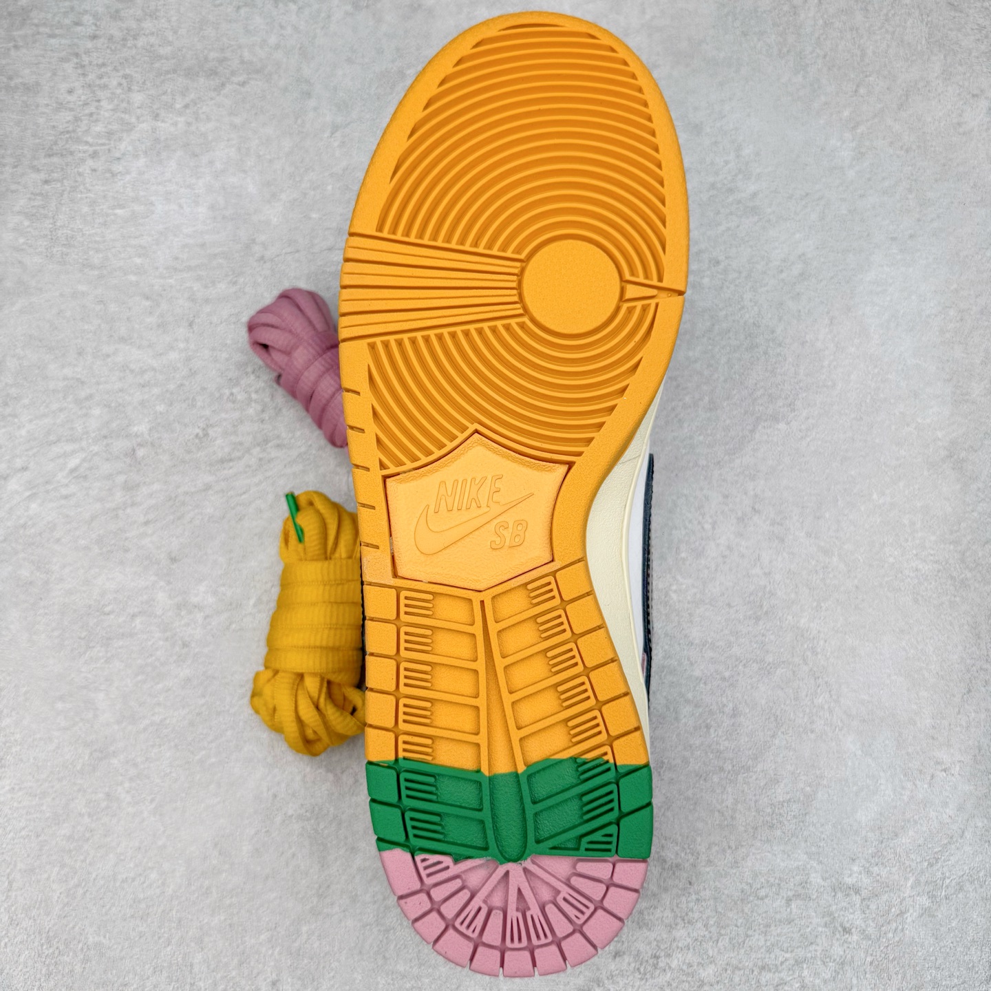 图片[9]-＃F版 CSEF x NK SB Dunk Low 联名白绿黑 HJ4132-100 性价比王者 极限压缩利润空间 超乎所想的高性价比 用料绝不含糊 原盒原配 正确耐磨橡胶大底 超高清洁度 全鞋零毛边皮料切割 全套原楦原模倾力打造完美版型 尺码：36 36.5 37.5 38 38.5 39 40 40.5 41 42 42.5 43 44 44.5 45 46 47.5-选品中心