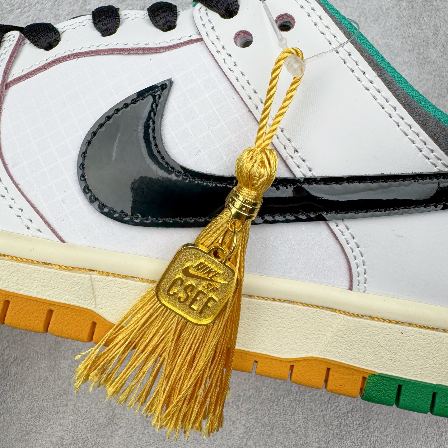 图片[10]-＃F版 CSEF x NK SB Dunk Low 联名白绿黑 HJ4132-100 性价比王者 极限压缩利润空间 超乎所想的高性价比 用料绝不含糊 原盒原配 正确耐磨橡胶大底 超高清洁度 全鞋零毛边皮料切割 全套原楦原模倾力打造完美版型 尺码：36 36.5 37.5 38 38.5 39 40 40.5 41 42 42.5 43 44 44.5 45 46 47.5-选品中心