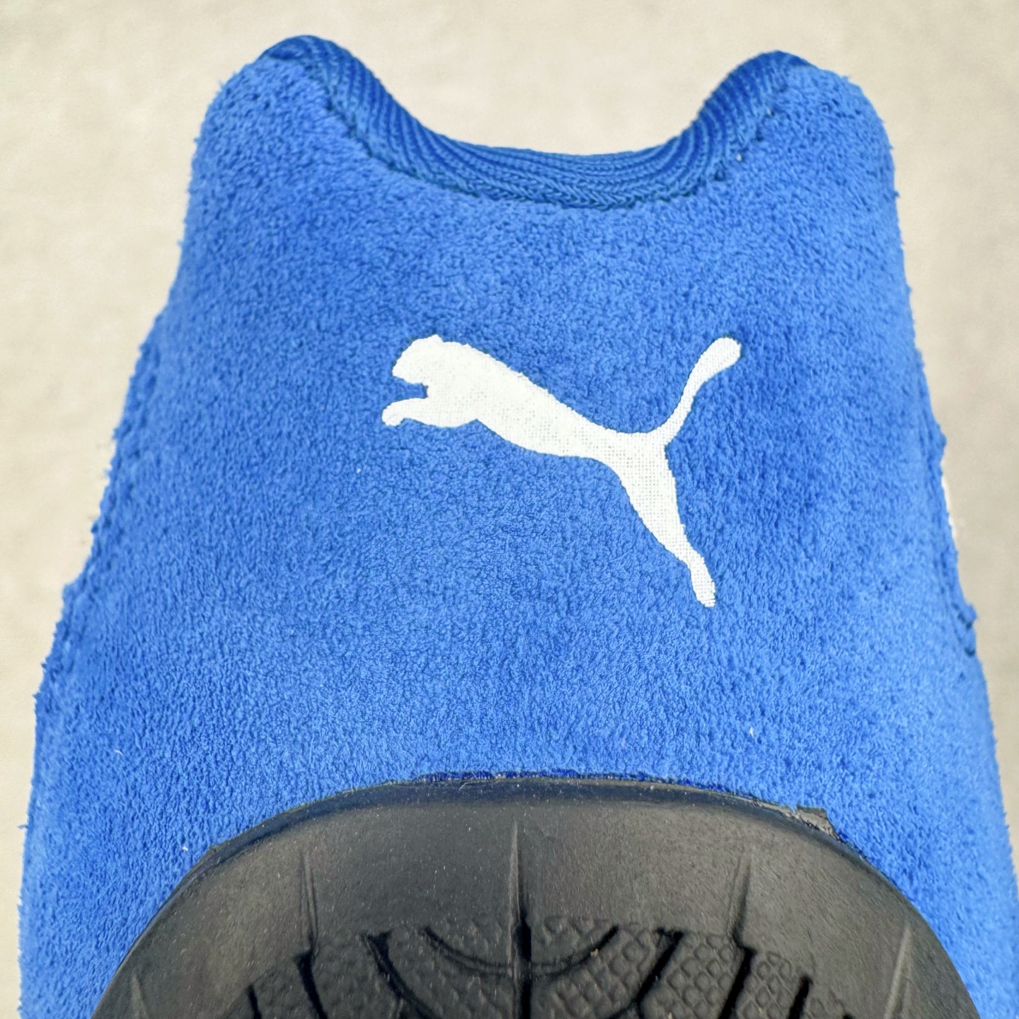 图片[10]-＃S2纯原 PUMA Speedca OG 彪马极速赛车系列低帮德训风拼接复古百搭休闲运动赛车鞋 鞋款从80、90年代赛车手所穿的防火赛车鞋为原型，鞋身线条模仿了赛车的流线廓形，体现了空气动力学原理的结构。简约流畅的外观，恰好又和贯穿其中的Formstrip Logo融合恰到好处，视觉上细节丰富且协调。本次Speedcat OG鞋款归来，最大看点自然式保留了窄版鞋型以及薄底构造。这两年各品牌鞋底越做越厚，Speedcat反其道而行之，上脚几乎无鞋底的效果带来耳目一新的视觉体验。鞋面依旧是以质感细腻的麂皮材质打造，并且大面积近乎全包裹的使用，复古味道也愈发浓烈。配色上更是将最原始的黑色和红色带回，向F1赛车队的标志性队服致敬。相信让各位一眼种草的更多是出挑的大红色，上脚即可瞬间点亮整体造型，在以球鞋为核心的OOTD中脱颖而出。而另一款黑色则是低调的万金油，彰显新潮个性的同时又不喧宾夺主，也是热爱简约系穿搭朋友的首选。 尺码：36 37 37.5 38 38.5 39 40 40.5 41 42 42.5 43 44 44.5 45 46-选品中心