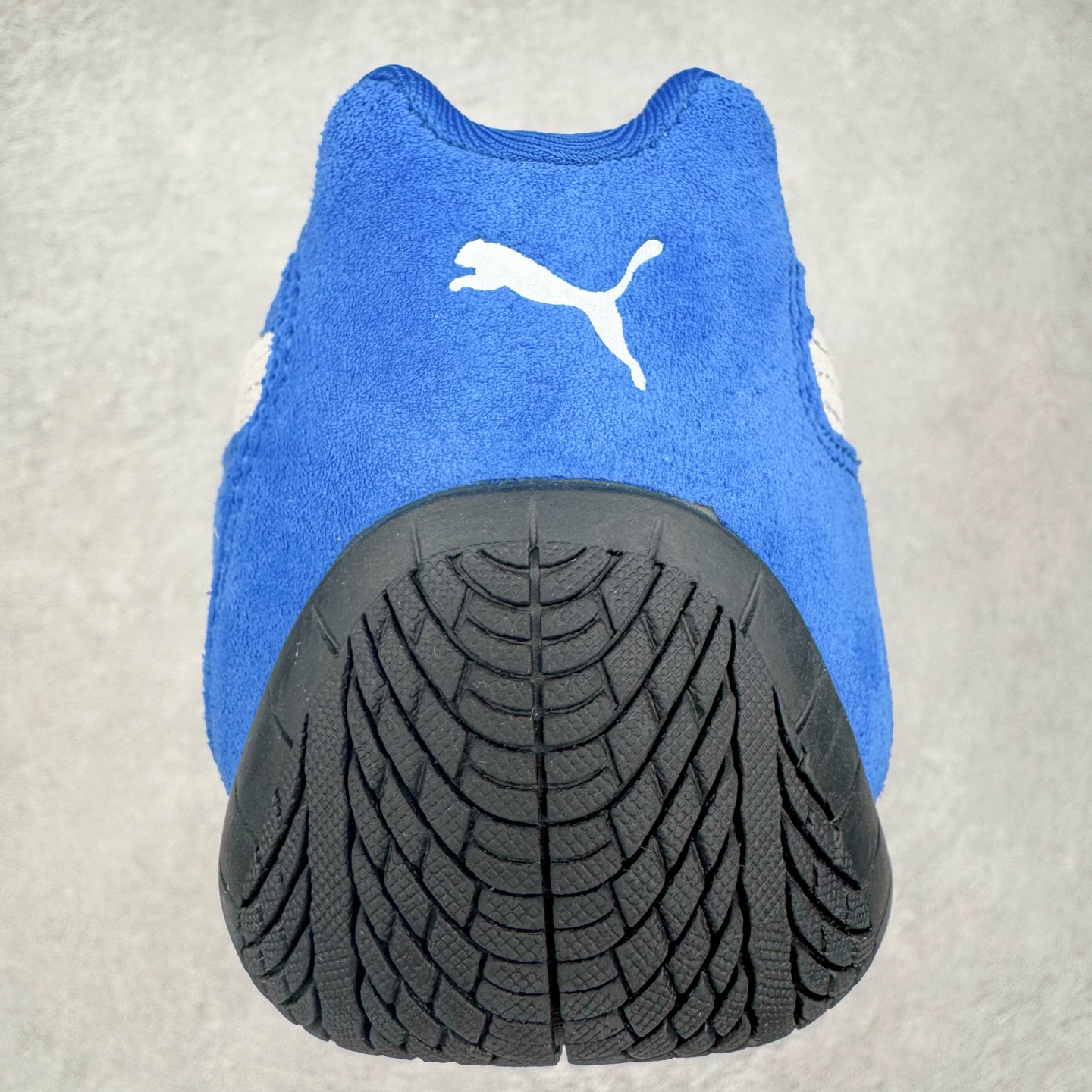 图片[8]-＃S2纯原 PUMA Speedca OG 彪马极速赛车系列低帮德训风拼接复古百搭休闲运动赛车鞋 鞋款从80、90年代赛车手所穿的防火赛车鞋为原型，鞋身线条模仿了赛车的流线廓形，体现了空气动力学原理的结构。简约流畅的外观，恰好又和贯穿其中的Formstrip Logo融合恰到好处，视觉上细节丰富且协调。本次Speedcat OG鞋款归来，最大看点自然式保留了窄版鞋型以及薄底构造。这两年各品牌鞋底越做越厚，Speedcat反其道而行之，上脚几乎无鞋底的效果带来耳目一新的视觉体验。鞋面依旧是以质感细腻的麂皮材质打造，并且大面积近乎全包裹的使用，复古味道也愈发浓烈。配色上更是将最原始的黑色和红色带回，向F1赛车队的标志性队服致敬。相信让各位一眼种草的更多是出挑的大红色，上脚即可瞬间点亮整体造型，在以球鞋为核心的OOTD中脱颖而出。而另一款黑色则是低调的万金油，彰显新潮个性的同时又不喧宾夺主，也是热爱简约系穿搭朋友的首选。 尺码：36 37 37.5 38 38.5 39 40 40.5 41 42 42.5 43 44 44.5 45 46-选品中心