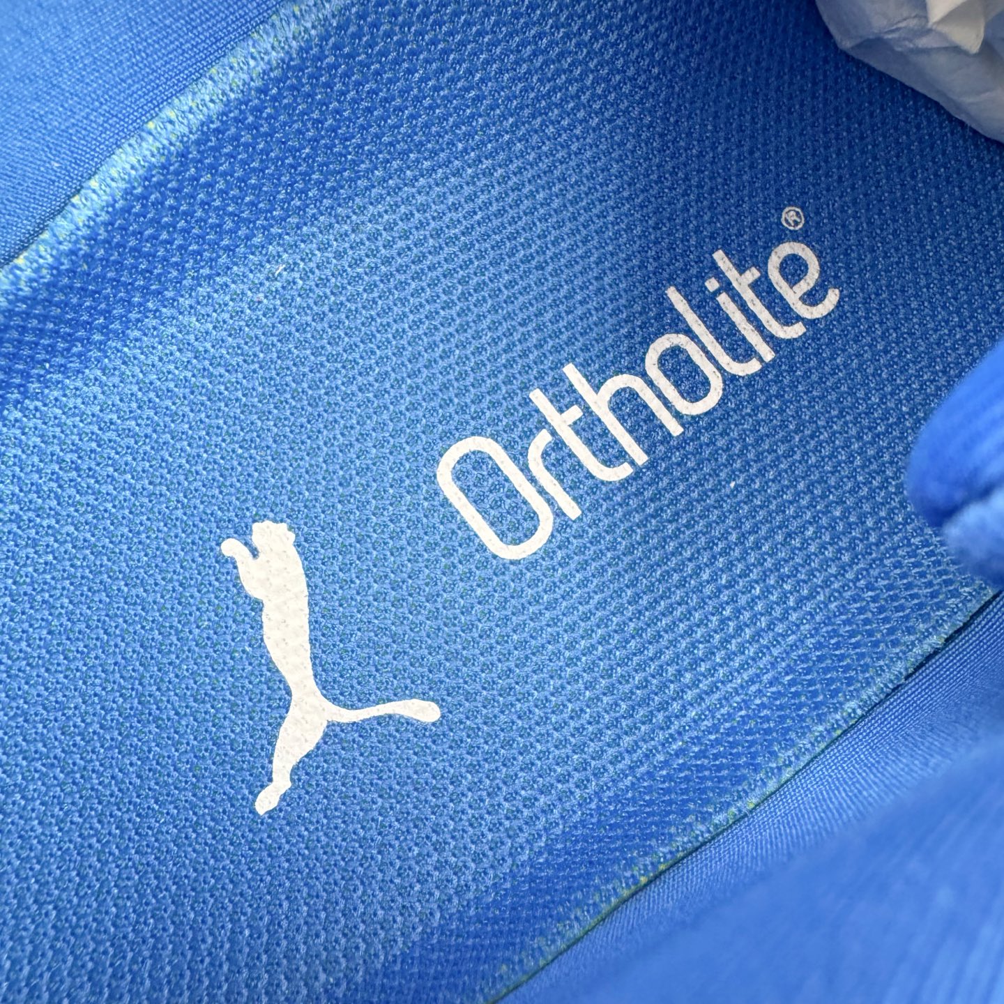 图片[14]-＃S2纯原 PUMA Speedca OG 彪马极速赛车系列低帮德训风拼接复古百搭休闲运动赛车鞋 鞋款从80、90年代赛车手所穿的防火赛车鞋为原型，鞋身线条模仿了赛车的流线廓形，体现了空气动力学原理的结构。简约流畅的外观，恰好又和贯穿其中的Formstrip Logo融合恰到好处，视觉上细节丰富且协调。本次Speedcat OG鞋款归来，最大看点自然式保留了窄版鞋型以及薄底构造。这两年各品牌鞋底越做越厚，Speedcat反其道而行之，上脚几乎无鞋底的效果带来耳目一新的视觉体验。鞋面依旧是以质感细腻的麂皮材质打造，并且大面积近乎全包裹的使用，复古味道也愈发浓烈。配色上更是将最原始的黑色和红色带回，向F1赛车队的标志性队服致敬。相信让各位一眼种草的更多是出挑的大红色，上脚即可瞬间点亮整体造型，在以球鞋为核心的OOTD中脱颖而出。而另一款黑色则是低调的万金油，彰显新潮个性的同时又不喧宾夺主，也是热爱简约系穿搭朋友的首选。 尺码：36 37 37.5 38 38.5 39 40 40.5 41 42 42.5 43 44 44.5 45 46-选品中心