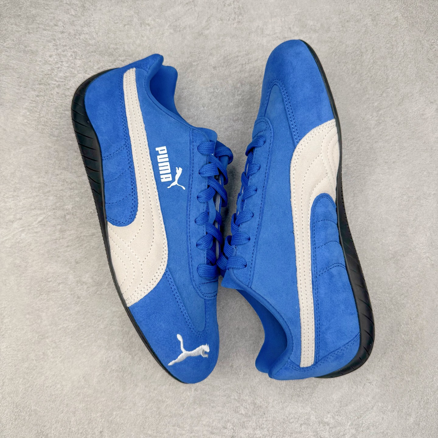 图片[3]-＃S2纯原 PUMA Speedca OG 彪马极速赛车系列低帮德训风拼接复古百搭休闲运动赛车鞋 鞋款从80、90年代赛车手所穿的防火赛车鞋为原型，鞋身线条模仿了赛车的流线廓形，体现了空气动力学原理的结构。简约流畅的外观，恰好又和贯穿其中的Formstrip Logo融合恰到好处，视觉上细节丰富且协调。本次Speedcat OG鞋款归来，最大看点自然式保留了窄版鞋型以及薄底构造。这两年各品牌鞋底越做越厚，Speedcat反其道而行之，上脚几乎无鞋底的效果带来耳目一新的视觉体验。鞋面依旧是以质感细腻的麂皮材质打造，并且大面积近乎全包裹的使用，复古味道也愈发浓烈。配色上更是将最原始的黑色和红色带回，向F1赛车队的标志性队服致敬。相信让各位一眼种草的更多是出挑的大红色，上脚即可瞬间点亮整体造型，在以球鞋为核心的OOTD中脱颖而出。而另一款黑色则是低调的万金油，彰显新潮个性的同时又不喧宾夺主，也是热爱简约系穿搭朋友的首选。 尺码：36 37 37.5 38 38.5 39 40 40.5 41 42 42.5 43 44 44.5 45 46-选品中心