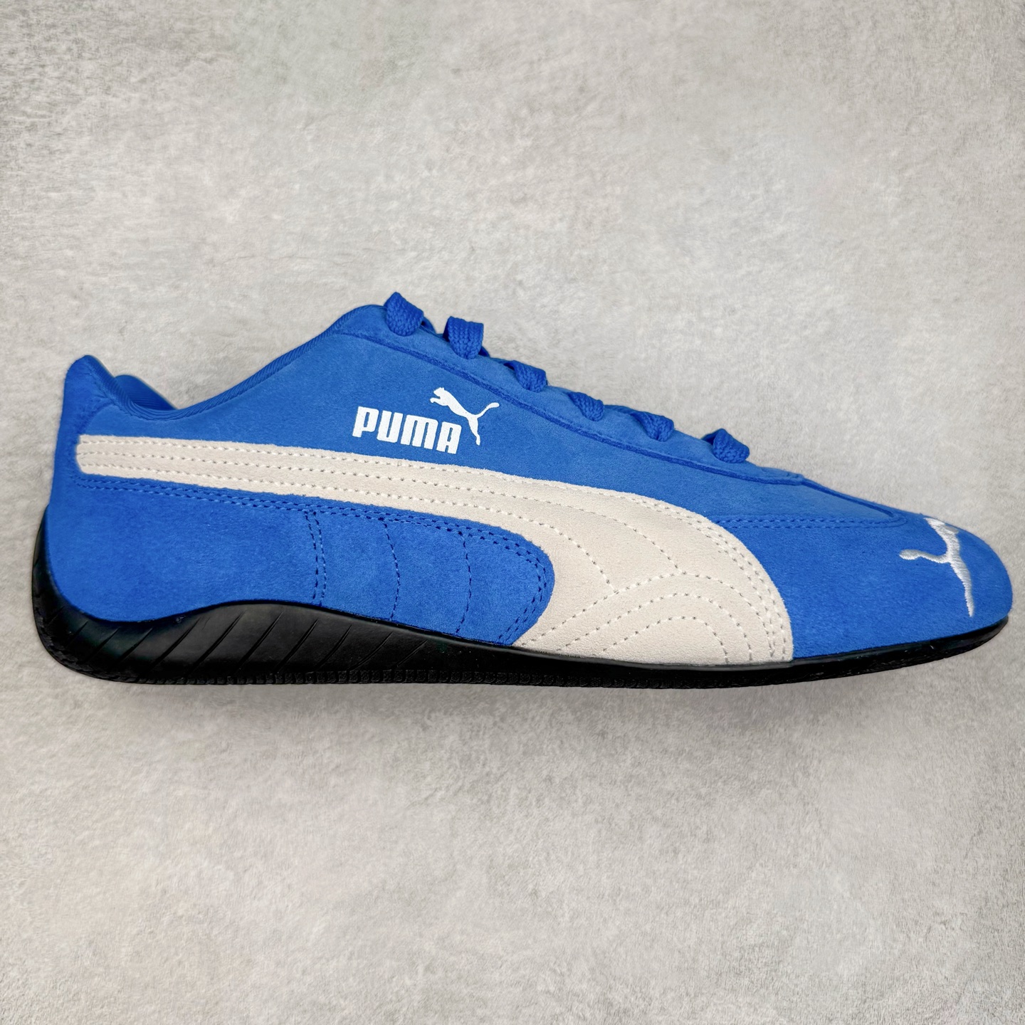 ＃S2纯原 PUMA Speedca OG 彪马极速赛车系列低帮德训风拼接复古百搭休闲运动赛车鞋 鞋款从80、90年代赛车手所穿的防火赛车鞋为原型，鞋身线条模仿了赛车的流线廓形，体现了空气动力学原理的结构。简约流畅的外观，恰好又和贯穿其中的Formstrip Logo融合恰到好处，视觉上细节丰富且协调。本次Speedcat OG鞋款归来，最大看点自然式保留了窄版鞋型以及薄底构造。这两年各品牌鞋底越做越厚，Speedcat反其道而行之，上脚几乎无鞋底的效果带来耳目一新的视觉体验。鞋面依旧是以质感细腻的麂皮材质打造，并且大面积近乎全包裹的使用，复古味道也愈发浓烈。配色上更是将最原始的黑色和红色带回，向F1赛车队的标志性队服致敬。相信让各位一眼种草的更多是出挑的大红色，上脚即可瞬间点亮整体造型，在以球鞋为核心的OOTD中脱颖而出。而另一款黑色则是低调的万金油，彰显新潮个性的同时又不喧宾夺主，也是热爱简约系穿搭朋友的首选。 尺码：36 37 37.5 38 38.5 39 40 40.5 41 42 42.5 43 44 44.5 45 46-选品中心