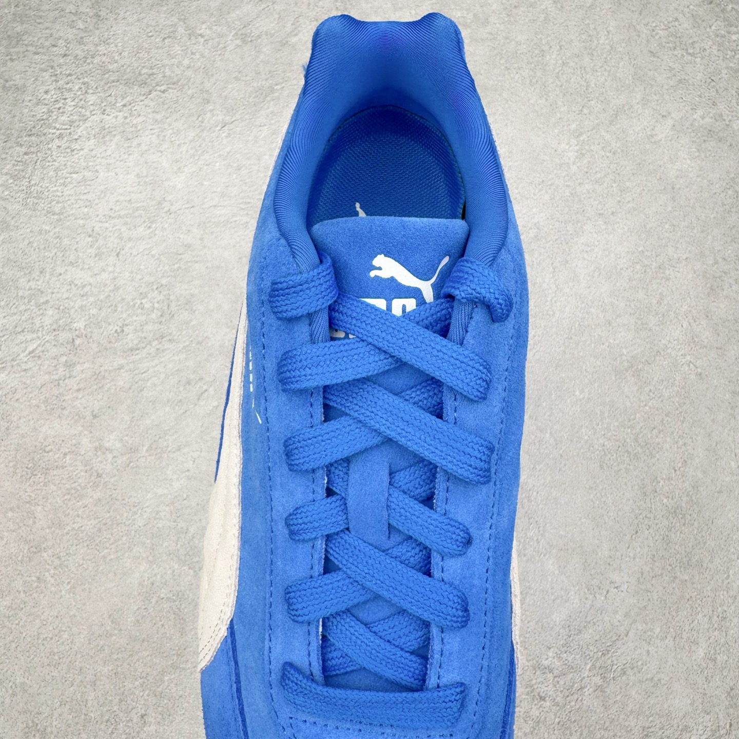 图片[5]-＃S2纯原 PUMA Speedca OG 彪马极速赛车系列低帮德训风拼接复古百搭休闲运动赛车鞋 鞋款从80、90年代赛车手所穿的防火赛车鞋为原型，鞋身线条模仿了赛车的流线廓形，体现了空气动力学原理的结构。简约流畅的外观，恰好又和贯穿其中的Formstrip Logo融合恰到好处，视觉上细节丰富且协调。本次Speedcat OG鞋款归来，最大看点自然式保留了窄版鞋型以及薄底构造。这两年各品牌鞋底越做越厚，Speedcat反其道而行之，上脚几乎无鞋底的效果带来耳目一新的视觉体验。鞋面依旧是以质感细腻的麂皮材质打造，并且大面积近乎全包裹的使用，复古味道也愈发浓烈。配色上更是将最原始的黑色和红色带回，向F1赛车队的标志性队服致敬。相信让各位一眼种草的更多是出挑的大红色，上脚即可瞬间点亮整体造型，在以球鞋为核心的OOTD中脱颖而出。而另一款黑色则是低调的万金油，彰显新潮个性的同时又不喧宾夺主，也是热爱简约系穿搭朋友的首选。 尺码：36 37 37.5 38 38.5 39 40 40.5 41 42 42.5 43 44 44.5 45 46-选品中心