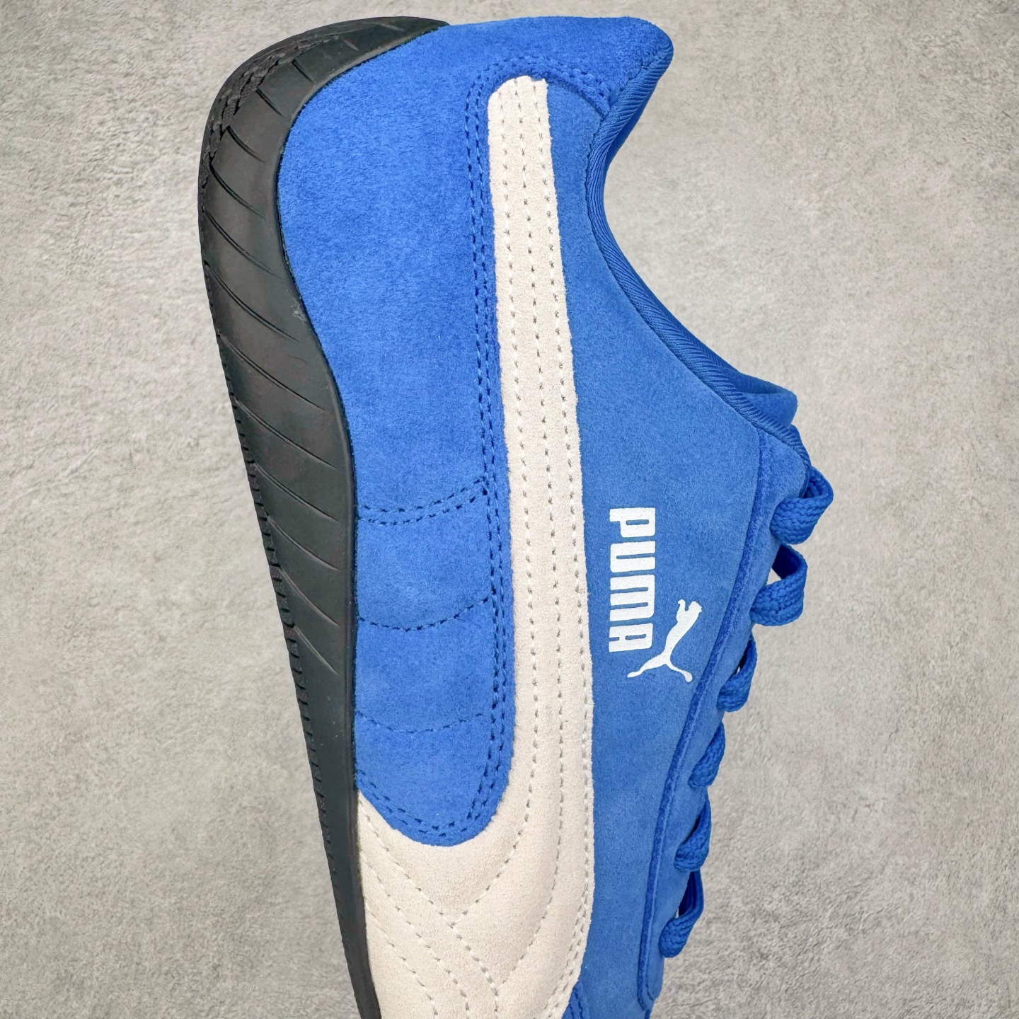 图片[6]-＃S2纯原 PUMA Speedca OG 彪马极速赛车系列低帮德训风拼接复古百搭休闲运动赛车鞋 鞋款从80、90年代赛车手所穿的防火赛车鞋为原型，鞋身线条模仿了赛车的流线廓形，体现了空气动力学原理的结构。简约流畅的外观，恰好又和贯穿其中的Formstrip Logo融合恰到好处，视觉上细节丰富且协调。本次Speedcat OG鞋款归来，最大看点自然式保留了窄版鞋型以及薄底构造。这两年各品牌鞋底越做越厚，Speedcat反其道而行之，上脚几乎无鞋底的效果带来耳目一新的视觉体验。鞋面依旧是以质感细腻的麂皮材质打造，并且大面积近乎全包裹的使用，复古味道也愈发浓烈。配色上更是将最原始的黑色和红色带回，向F1赛车队的标志性队服致敬。相信让各位一眼种草的更多是出挑的大红色，上脚即可瞬间点亮整体造型，在以球鞋为核心的OOTD中脱颖而出。而另一款黑色则是低调的万金油，彰显新潮个性的同时又不喧宾夺主，也是热爱简约系穿搭朋友的首选。 尺码：36 37 37.5 38 38.5 39 40 40.5 41 42 42.5 43 44 44.5 45 46-选品中心