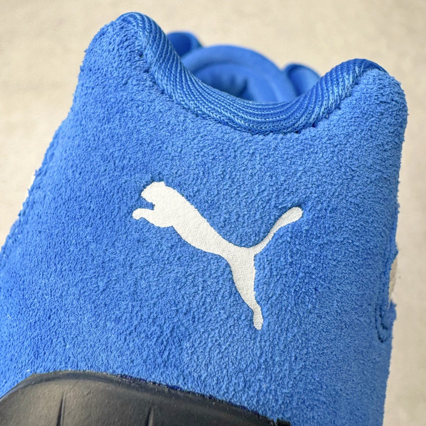 图片[18]-＃S2纯原 PUMA Speedca OG 彪马极速赛车系列低帮德训风拼接复古百搭休闲运动赛车鞋 鞋款从80、90年代赛车手所穿的防火赛车鞋为原型，鞋身线条模仿了赛车的流线廓形，体现了空气动力学原理的结构。简约流畅的外观，恰好又和贯穿其中的Formstrip Logo融合恰到好处，视觉上细节丰富且协调。本次Speedcat OG鞋款归来，最大看点自然式保留了窄版鞋型以及薄底构造。这两年各品牌鞋底越做越厚，Speedcat反其道而行之，上脚几乎无鞋底的效果带来耳目一新的视觉体验。鞋面依旧是以质感细腻的麂皮材质打造，并且大面积近乎全包裹的使用，复古味道也愈发浓烈。配色上更是将最原始的黑色和红色带回，向F1赛车队的标志性队服致敬。相信让各位一眼种草的更多是出挑的大红色，上脚即可瞬间点亮整体造型，在以球鞋为核心的OOTD中脱颖而出。而另一款黑色则是低调的万金油，彰显新潮个性的同时又不喧宾夺主，也是热爱简约系穿搭朋友的首选。 尺码：36 37 37.5 38 38.5 39 40 40.5 41 42 42.5 43 44 44.5 45 46-选品中心