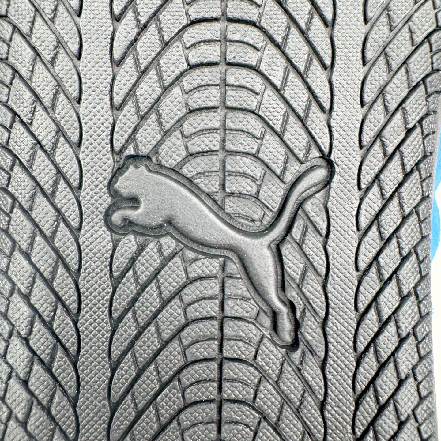 图片[19]-＃S2纯原 PUMA Speedca OG 彪马极速赛车系列低帮德训风拼接复古百搭休闲运动赛车鞋 鞋款从80、90年代赛车手所穿的防火赛车鞋为原型，鞋身线条模仿了赛车的流线廓形，体现了空气动力学原理的结构。简约流畅的外观，恰好又和贯穿其中的Formstrip Logo融合恰到好处，视觉上细节丰富且协调。本次Speedcat OG鞋款归来，最大看点自然式保留了窄版鞋型以及薄底构造。这两年各品牌鞋底越做越厚，Speedcat反其道而行之，上脚几乎无鞋底的效果带来耳目一新的视觉体验。鞋面依旧是以质感细腻的麂皮材质打造，并且大面积近乎全包裹的使用，复古味道也愈发浓烈。配色上更是将最原始的黑色和红色带回，向F1赛车队的标志性队服致敬。相信让各位一眼种草的更多是出挑的大红色，上脚即可瞬间点亮整体造型，在以球鞋为核心的OOTD中脱颖而出。而另一款黑色则是低调的万金油，彰显新潮个性的同时又不喧宾夺主，也是热爱简约系穿搭朋友的首选。 尺码：36 37 37.5 38 38.5 39 40 40.5 41 42 42.5 43 44 44.5 45 46-选品中心