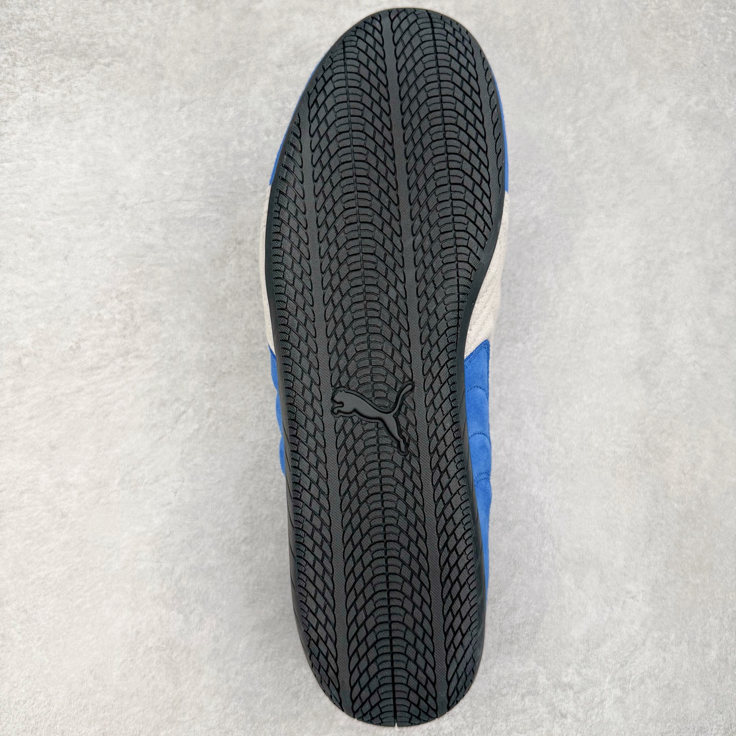 图片[9]-＃S2纯原 PUMA Speedca OG 彪马极速赛车系列低帮德训风拼接复古百搭休闲运动赛车鞋 鞋款从80、90年代赛车手所穿的防火赛车鞋为原型，鞋身线条模仿了赛车的流线廓形，体现了空气动力学原理的结构。简约流畅的外观，恰好又和贯穿其中的Formstrip Logo融合恰到好处，视觉上细节丰富且协调。本次Speedcat OG鞋款归来，最大看点自然式保留了窄版鞋型以及薄底构造。这两年各品牌鞋底越做越厚，Speedcat反其道而行之，上脚几乎无鞋底的效果带来耳目一新的视觉体验。鞋面依旧是以质感细腻的麂皮材质打造，并且大面积近乎全包裹的使用，复古味道也愈发浓烈。配色上更是将最原始的黑色和红色带回，向F1赛车队的标志性队服致敬。相信让各位一眼种草的更多是出挑的大红色，上脚即可瞬间点亮整体造型，在以球鞋为核心的OOTD中脱颖而出。而另一款黑色则是低调的万金油，彰显新潮个性的同时又不喧宾夺主，也是热爱简约系穿搭朋友的首选。 尺码：36 37 37.5 38 38.5 39 40 40.5 41 42 42.5 43 44 44.5 45 46-选品中心