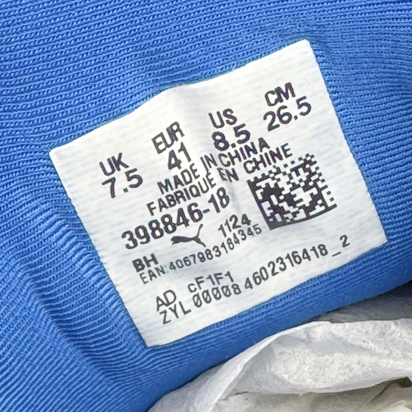 图片[21]-＃S2纯原 PUMA Speedca OG 彪马极速赛车系列低帮德训风拼接复古百搭休闲运动赛车鞋 鞋款从80、90年代赛车手所穿的防火赛车鞋为原型，鞋身线条模仿了赛车的流线廓形，体现了空气动力学原理的结构。简约流畅的外观，恰好又和贯穿其中的Formstrip Logo融合恰到好处，视觉上细节丰富且协调。本次Speedcat OG鞋款归来，最大看点自然式保留了窄版鞋型以及薄底构造。这两年各品牌鞋底越做越厚，Speedcat反其道而行之，上脚几乎无鞋底的效果带来耳目一新的视觉体验。鞋面依旧是以质感细腻的麂皮材质打造，并且大面积近乎全包裹的使用，复古味道也愈发浓烈。配色上更是将最原始的黑色和红色带回，向F1赛车队的标志性队服致敬。相信让各位一眼种草的更多是出挑的大红色，上脚即可瞬间点亮整体造型，在以球鞋为核心的OOTD中脱颖而出。而另一款黑色则是低调的万金油，彰显新潮个性的同时又不喧宾夺主，也是热爱简约系穿搭朋友的首选。 尺码：36 37 37.5 38 38.5 39 40 40.5 41 42 42.5 43 44 44.5 45 46-选品中心