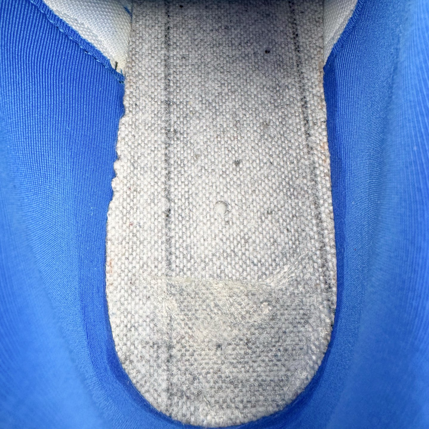 图片[20]-＃S2纯原 PUMA Speedca OG 彪马极速赛车系列低帮德训风拼接复古百搭休闲运动赛车鞋 鞋款从80、90年代赛车手所穿的防火赛车鞋为原型，鞋身线条模仿了赛车的流线廓形，体现了空气动力学原理的结构。简约流畅的外观，恰好又和贯穿其中的Formstrip Logo融合恰到好处，视觉上细节丰富且协调。本次Speedcat OG鞋款归来，最大看点自然式保留了窄版鞋型以及薄底构造。这两年各品牌鞋底越做越厚，Speedcat反其道而行之，上脚几乎无鞋底的效果带来耳目一新的视觉体验。鞋面依旧是以质感细腻的麂皮材质打造，并且大面积近乎全包裹的使用，复古味道也愈发浓烈。配色上更是将最原始的黑色和红色带回，向F1赛车队的标志性队服致敬。相信让各位一眼种草的更多是出挑的大红色，上脚即可瞬间点亮整体造型，在以球鞋为核心的OOTD中脱颖而出。而另一款黑色则是低调的万金油，彰显新潮个性的同时又不喧宾夺主，也是热爱简约系穿搭朋友的首选。 尺码：36 37 37.5 38 38.5 39 40 40.5 41 42 42.5 43 44 44.5 45 46-选品中心