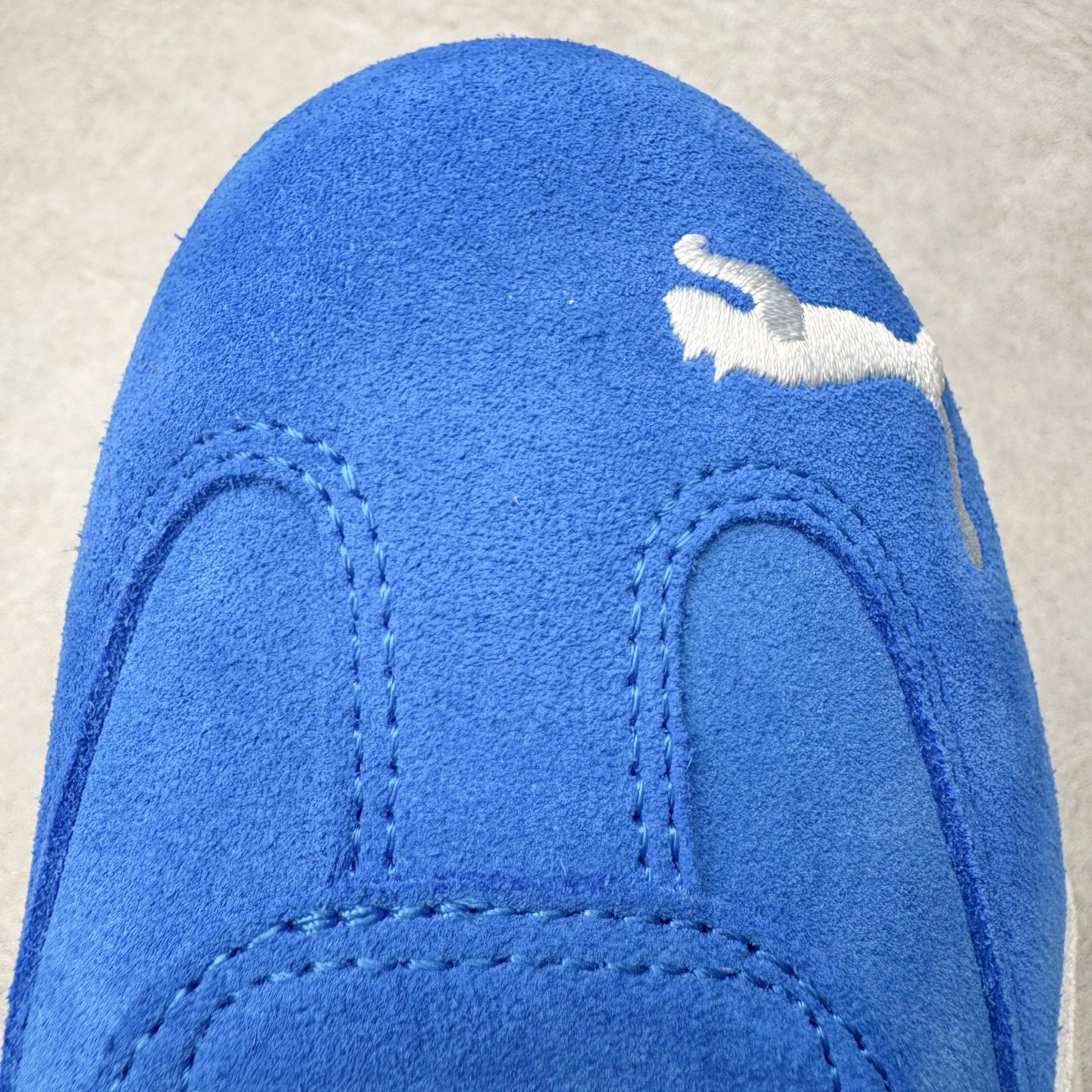图片[11]-＃S2纯原 PUMA Speedca OG 彪马极速赛车系列低帮德训风拼接复古百搭休闲运动赛车鞋 鞋款从80、90年代赛车手所穿的防火赛车鞋为原型，鞋身线条模仿了赛车的流线廓形，体现了空气动力学原理的结构。简约流畅的外观，恰好又和贯穿其中的Formstrip Logo融合恰到好处，视觉上细节丰富且协调。本次Speedcat OG鞋款归来，最大看点自然式保留了窄版鞋型以及薄底构造。这两年各品牌鞋底越做越厚，Speedcat反其道而行之，上脚几乎无鞋底的效果带来耳目一新的视觉体验。鞋面依旧是以质感细腻的麂皮材质打造，并且大面积近乎全包裹的使用，复古味道也愈发浓烈。配色上更是将最原始的黑色和红色带回，向F1赛车队的标志性队服致敬。相信让各位一眼种草的更多是出挑的大红色，上脚即可瞬间点亮整体造型，在以球鞋为核心的OOTD中脱颖而出。而另一款黑色则是低调的万金油，彰显新潮个性的同时又不喧宾夺主，也是热爱简约系穿搭朋友的首选。 尺码：36 37 37.5 38 38.5 39 40 40.5 41 42 42.5 43 44 44.5 45 46-选品中心