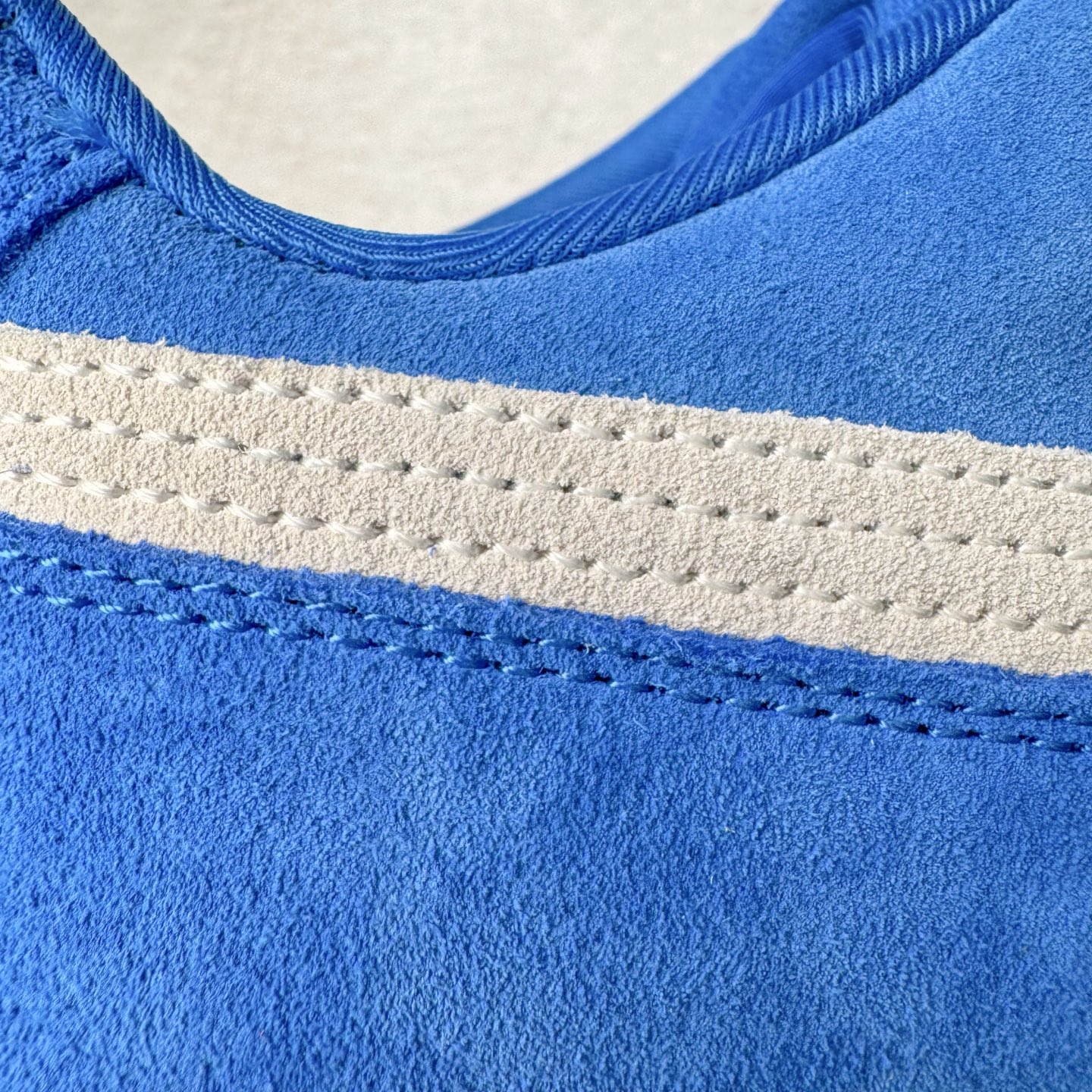 图片[17]-＃S2纯原 PUMA Speedca OG 彪马极速赛车系列低帮德训风拼接复古百搭休闲运动赛车鞋 鞋款从80、90年代赛车手所穿的防火赛车鞋为原型，鞋身线条模仿了赛车的流线廓形，体现了空气动力学原理的结构。简约流畅的外观，恰好又和贯穿其中的Formstrip Logo融合恰到好处，视觉上细节丰富且协调。本次Speedcat OG鞋款归来，最大看点自然式保留了窄版鞋型以及薄底构造。这两年各品牌鞋底越做越厚，Speedcat反其道而行之，上脚几乎无鞋底的效果带来耳目一新的视觉体验。鞋面依旧是以质感细腻的麂皮材质打造，并且大面积近乎全包裹的使用，复古味道也愈发浓烈。配色上更是将最原始的黑色和红色带回，向F1赛车队的标志性队服致敬。相信让各位一眼种草的更多是出挑的大红色，上脚即可瞬间点亮整体造型，在以球鞋为核心的OOTD中脱颖而出。而另一款黑色则是低调的万金油，彰显新潮个性的同时又不喧宾夺主，也是热爱简约系穿搭朋友的首选。 尺码：36 37 37.5 38 38.5 39 40 40.5 41 42 42.5 43 44 44.5 45 46-选品中心