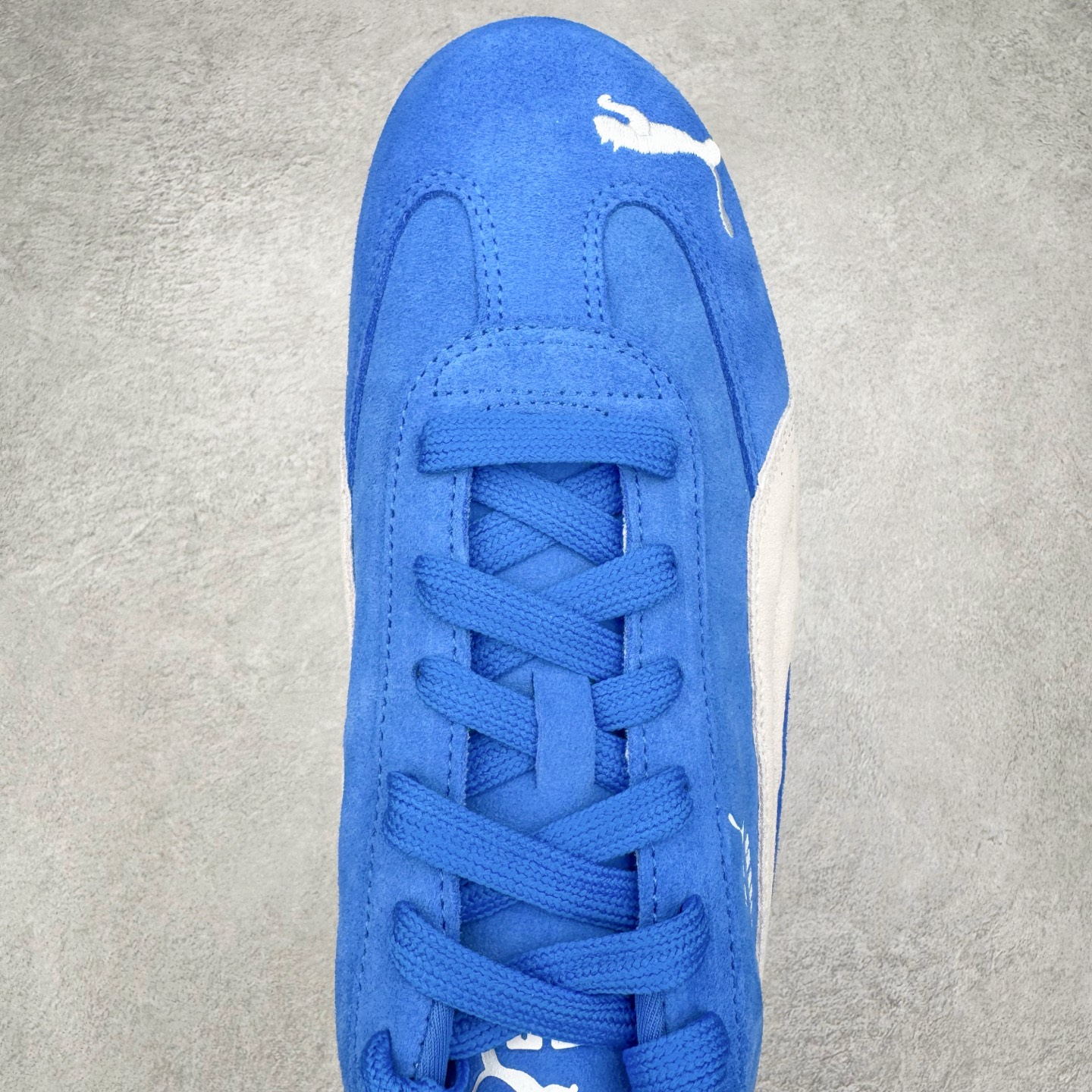 图片[4]-＃S2纯原 PUMA Speedca OG 彪马极速赛车系列低帮德训风拼接复古百搭休闲运动赛车鞋 鞋款从80、90年代赛车手所穿的防火赛车鞋为原型，鞋身线条模仿了赛车的流线廓形，体现了空气动力学原理的结构。简约流畅的外观，恰好又和贯穿其中的Formstrip Logo融合恰到好处，视觉上细节丰富且协调。本次Speedcat OG鞋款归来，最大看点自然式保留了窄版鞋型以及薄底构造。这两年各品牌鞋底越做越厚，Speedcat反其道而行之，上脚几乎无鞋底的效果带来耳目一新的视觉体验。鞋面依旧是以质感细腻的麂皮材质打造，并且大面积近乎全包裹的使用，复古味道也愈发浓烈。配色上更是将最原始的黑色和红色带回，向F1赛车队的标志性队服致敬。相信让各位一眼种草的更多是出挑的大红色，上脚即可瞬间点亮整体造型，在以球鞋为核心的OOTD中脱颖而出。而另一款黑色则是低调的万金油，彰显新潮个性的同时又不喧宾夺主，也是热爱简约系穿搭朋友的首选。 尺码：36 37 37.5 38 38.5 39 40 40.5 41 42 42.5 43 44 44.5 45 46-选品中心