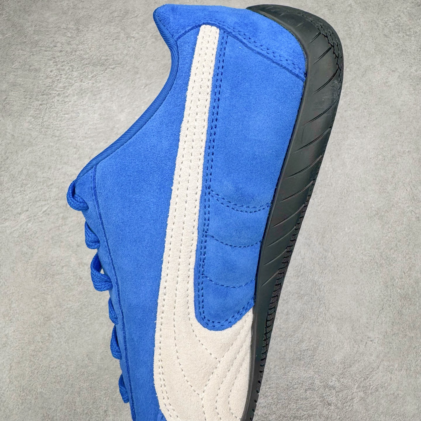 图片[7]-＃S2纯原 PUMA Speedca OG 彪马极速赛车系列低帮德训风拼接复古百搭休闲运动赛车鞋 鞋款从80、90年代赛车手所穿的防火赛车鞋为原型，鞋身线条模仿了赛车的流线廓形，体现了空气动力学原理的结构。简约流畅的外观，恰好又和贯穿其中的Formstrip Logo融合恰到好处，视觉上细节丰富且协调。本次Speedcat OG鞋款归来，最大看点自然式保留了窄版鞋型以及薄底构造。这两年各品牌鞋底越做越厚，Speedcat反其道而行之，上脚几乎无鞋底的效果带来耳目一新的视觉体验。鞋面依旧是以质感细腻的麂皮材质打造，并且大面积近乎全包裹的使用，复古味道也愈发浓烈。配色上更是将最原始的黑色和红色带回，向F1赛车队的标志性队服致敬。相信让各位一眼种草的更多是出挑的大红色，上脚即可瞬间点亮整体造型，在以球鞋为核心的OOTD中脱颖而出。而另一款黑色则是低调的万金油，彰显新潮个性的同时又不喧宾夺主，也是热爱简约系穿搭朋友的首选。 尺码：36 37 37.5 38 38.5 39 40 40.5 41 42 42.5 43 44 44.5 45 46-选品中心