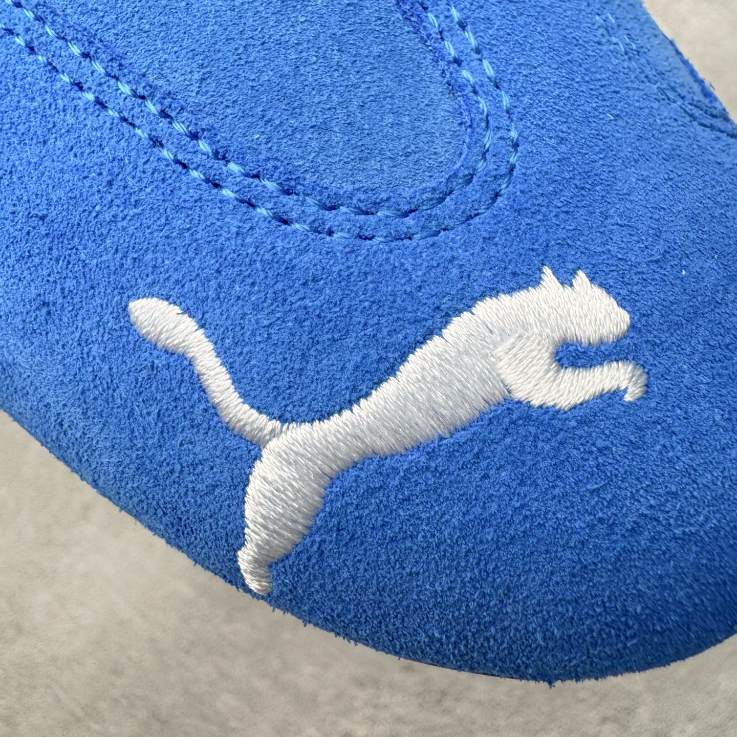 图片[12]-＃S2纯原 PUMA Speedca OG 彪马极速赛车系列低帮德训风拼接复古百搭休闲运动赛车鞋 鞋款从80、90年代赛车手所穿的防火赛车鞋为原型，鞋身线条模仿了赛车的流线廓形，体现了空气动力学原理的结构。简约流畅的外观，恰好又和贯穿其中的Formstrip Logo融合恰到好处，视觉上细节丰富且协调。本次Speedcat OG鞋款归来，最大看点自然式保留了窄版鞋型以及薄底构造。这两年各品牌鞋底越做越厚，Speedcat反其道而行之，上脚几乎无鞋底的效果带来耳目一新的视觉体验。鞋面依旧是以质感细腻的麂皮材质打造，并且大面积近乎全包裹的使用，复古味道也愈发浓烈。配色上更是将最原始的黑色和红色带回，向F1赛车队的标志性队服致敬。相信让各位一眼种草的更多是出挑的大红色，上脚即可瞬间点亮整体造型，在以球鞋为核心的OOTD中脱颖而出。而另一款黑色则是低调的万金油，彰显新潮个性的同时又不喧宾夺主，也是热爱简约系穿搭朋友的首选。 尺码：36 37 37.5 38 38.5 39 40 40.5 41 42 42.5 43 44 44.5 45 46-选品中心