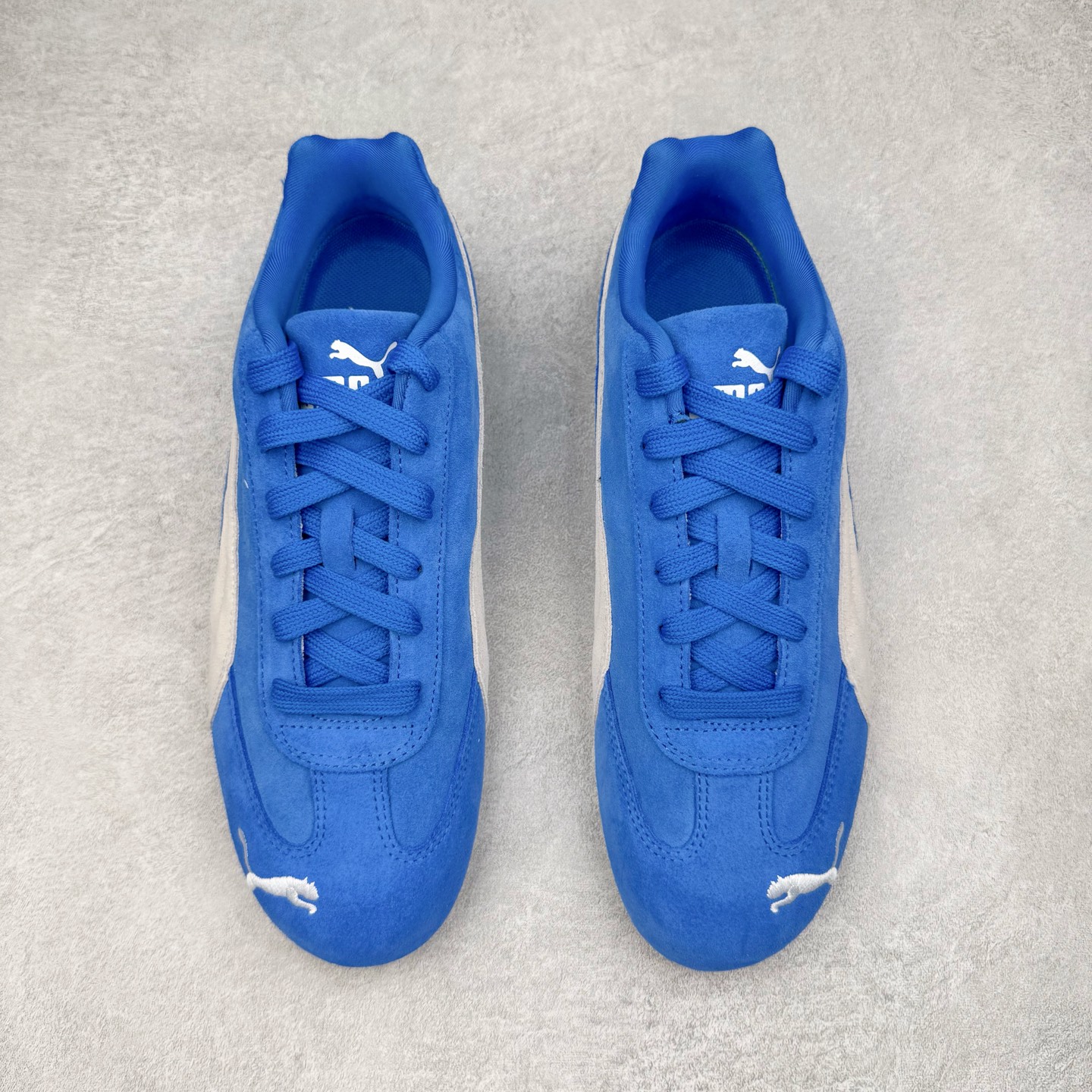 图片[2]-＃S2纯原 PUMA Speedca OG 彪马极速赛车系列低帮德训风拼接复古百搭休闲运动赛车鞋 鞋款从80、90年代赛车手所穿的防火赛车鞋为原型，鞋身线条模仿了赛车的流线廓形，体现了空气动力学原理的结构。简约流畅的外观，恰好又和贯穿其中的Formstrip Logo融合恰到好处，视觉上细节丰富且协调。本次Speedcat OG鞋款归来，最大看点自然式保留了窄版鞋型以及薄底构造。这两年各品牌鞋底越做越厚，Speedcat反其道而行之，上脚几乎无鞋底的效果带来耳目一新的视觉体验。鞋面依旧是以质感细腻的麂皮材质打造，并且大面积近乎全包裹的使用，复古味道也愈发浓烈。配色上更是将最原始的黑色和红色带回，向F1赛车队的标志性队服致敬。相信让各位一眼种草的更多是出挑的大红色，上脚即可瞬间点亮整体造型，在以球鞋为核心的OOTD中脱颖而出。而另一款黑色则是低调的万金油，彰显新潮个性的同时又不喧宾夺主，也是热爱简约系穿搭朋友的首选。 尺码：36 37 37.5 38 38.5 39 40 40.5 41 42 42.5 43 44 44.5 45 46-选品中心