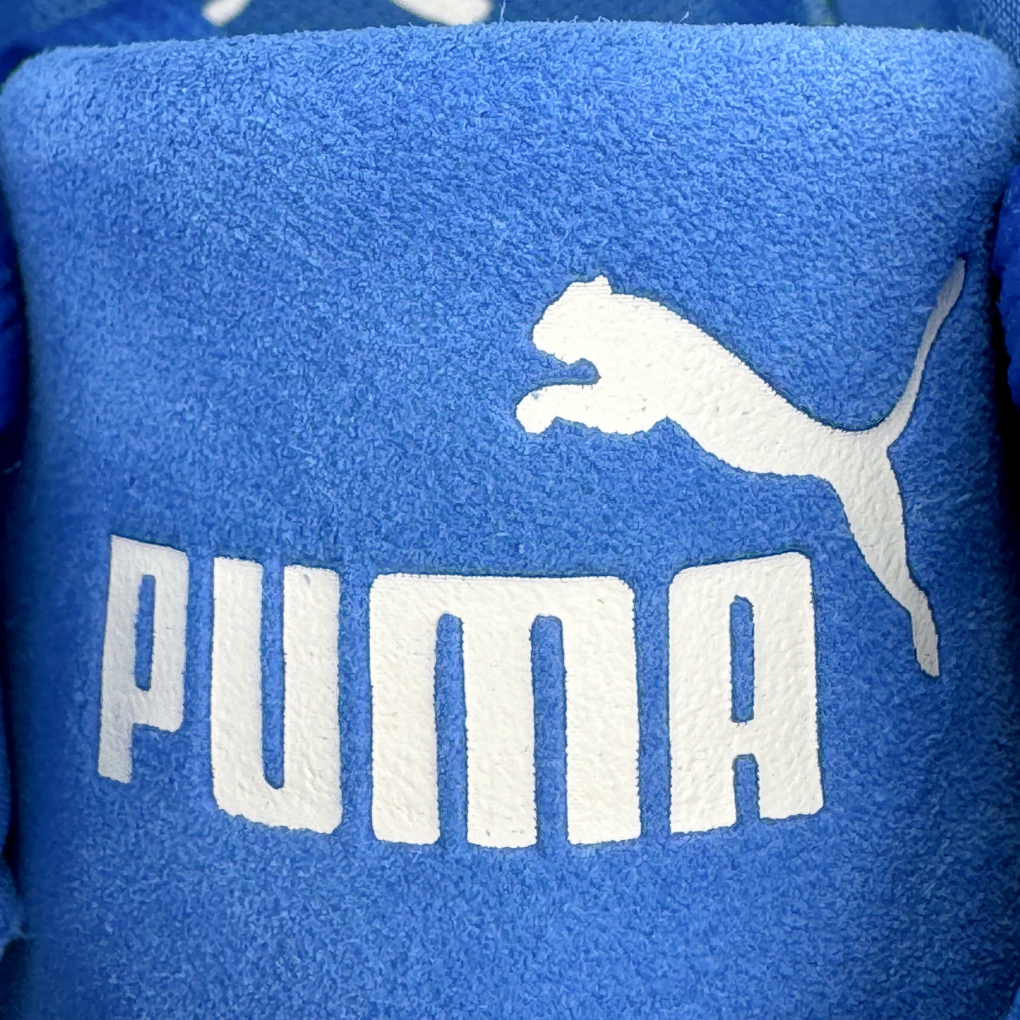 图片[13]-＃S2纯原 PUMA Speedca OG 彪马极速赛车系列低帮德训风拼接复古百搭休闲运动赛车鞋 鞋款从80、90年代赛车手所穿的防火赛车鞋为原型，鞋身线条模仿了赛车的流线廓形，体现了空气动力学原理的结构。简约流畅的外观，恰好又和贯穿其中的Formstrip Logo融合恰到好处，视觉上细节丰富且协调。本次Speedcat OG鞋款归来，最大看点自然式保留了窄版鞋型以及薄底构造。这两年各品牌鞋底越做越厚，Speedcat反其道而行之，上脚几乎无鞋底的效果带来耳目一新的视觉体验。鞋面依旧是以质感细腻的麂皮材质打造，并且大面积近乎全包裹的使用，复古味道也愈发浓烈。配色上更是将最原始的黑色和红色带回，向F1赛车队的标志性队服致敬。相信让各位一眼种草的更多是出挑的大红色，上脚即可瞬间点亮整体造型，在以球鞋为核心的OOTD中脱颖而出。而另一款黑色则是低调的万金油，彰显新潮个性的同时又不喧宾夺主，也是热爱简约系穿搭朋友的首选。 尺码：36 37 37.5 38 38.5 39 40 40.5 41 42 42.5 43 44 44.5 45 46-选品中心