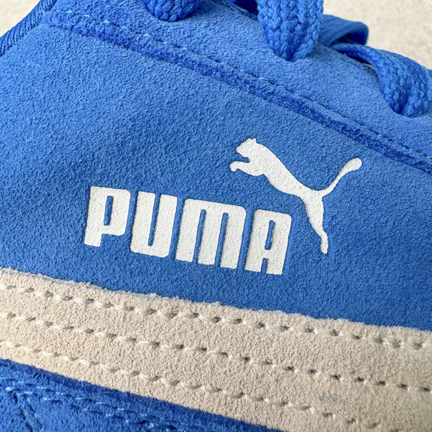 图片[16]-＃S2纯原 PUMA Speedca OG 彪马极速赛车系列低帮德训风拼接复古百搭休闲运动赛车鞋 鞋款从80、90年代赛车手所穿的防火赛车鞋为原型，鞋身线条模仿了赛车的流线廓形，体现了空气动力学原理的结构。简约流畅的外观，恰好又和贯穿其中的Formstrip Logo融合恰到好处，视觉上细节丰富且协调。本次Speedcat OG鞋款归来，最大看点自然式保留了窄版鞋型以及薄底构造。这两年各品牌鞋底越做越厚，Speedcat反其道而行之，上脚几乎无鞋底的效果带来耳目一新的视觉体验。鞋面依旧是以质感细腻的麂皮材质打造，并且大面积近乎全包裹的使用，复古味道也愈发浓烈。配色上更是将最原始的黑色和红色带回，向F1赛车队的标志性队服致敬。相信让各位一眼种草的更多是出挑的大红色，上脚即可瞬间点亮整体造型，在以球鞋为核心的OOTD中脱颖而出。而另一款黑色则是低调的万金油，彰显新潮个性的同时又不喧宾夺主，也是热爱简约系穿搭朋友的首选。 尺码：36 37 37.5 38 38.5 39 40 40.5 41 42 42.5 43 44 44.5 45 46-选品中心