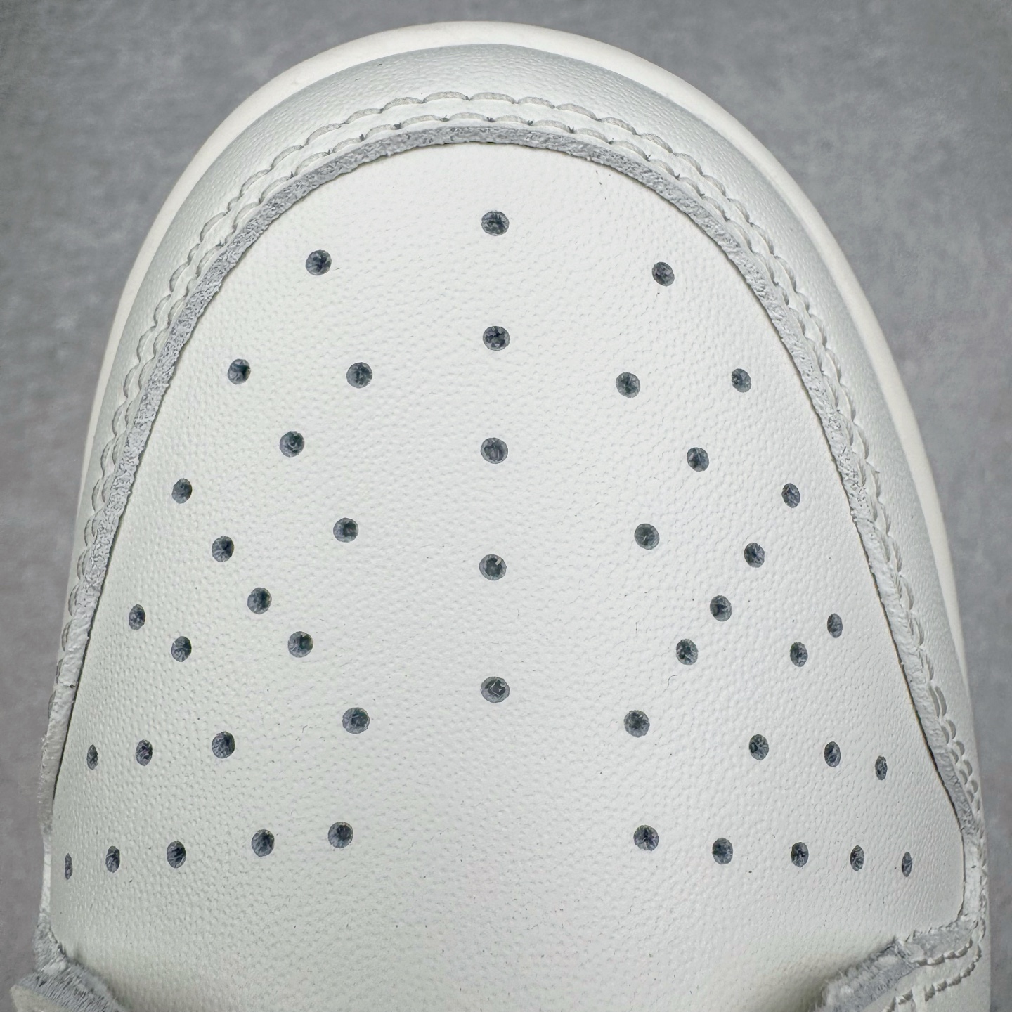 图片[21]-＃YC纯原 NK Dunk Low 云纱蜜境 WY0406-020 此款采用杏仁奶白色的鞋面，温柔似绵密云纱般覆盖鞋身，带来柔光漫射般的纯净质感，高级百搭。撷取一缕日光晨曦点染Swoosh，轻盈纯净中，跃动一抹亮色，将柔和的甜润与明媚的元气，巧妙揉合，在纯净云纱里，收藏一束日光。定制系列天花板 无原鞋不开发 全系列得物原鞋一比一校对开发 配色持续更新中 终端对接 优势输出 全套原厂楦头原纸板数据档案倾力打造 原汁原味莞产 极致还原 圈内最强针车工艺 高端零售指定版 广东原厂配套原盒原标 鞋盒分三个尺码段 原厂冲刀 超高清洁度 全鞋零毛边皮料切割 采用原厂百宏鞋带以及原厂百宏织唛舌标 内标可供原厂几率过验 进口原装条纹中底布 四线拉帮白色点胶 原厂拉帮手法遵循公司 原厂电绣 极致还原 尺码：36 36.5 37.5 38 38.5 39 40 40.5 41 42 42.5 43 44 44.5 45 46-选品中心