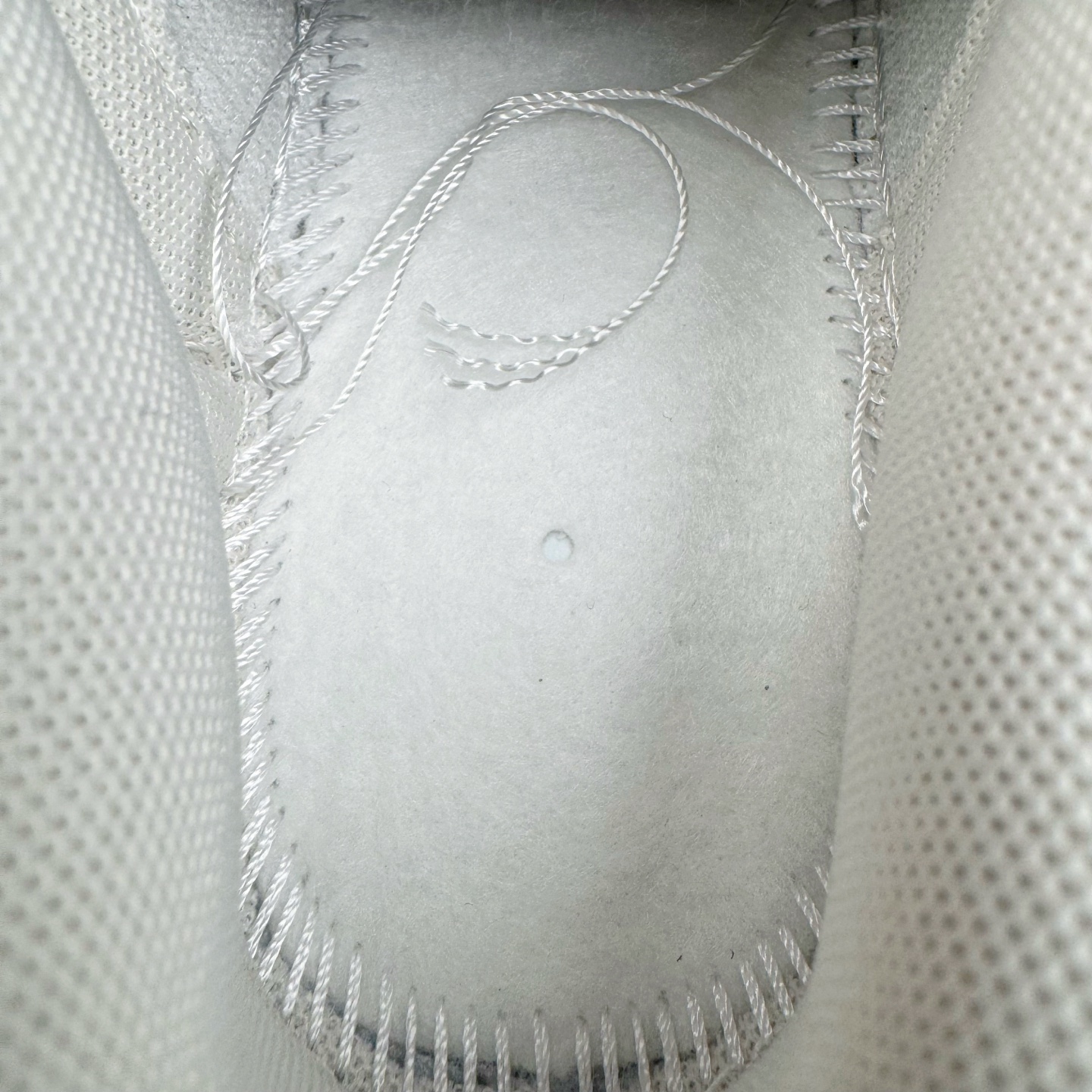 图片[17]-＃YC纯原 NK Dunk Low 云纱蜜境 WY0406-020 此款采用杏仁奶白色的鞋面，温柔似绵密云纱般覆盖鞋身，带来柔光漫射般的纯净质感，高级百搭。撷取一缕日光晨曦点染Swoosh，轻盈纯净中，跃动一抹亮色，将柔和的甜润与明媚的元气，巧妙揉合，在纯净云纱里，收藏一束日光。定制系列天花板 无原鞋不开发 全系列得物原鞋一比一校对开发 配色持续更新中 终端对接 优势输出 全套原厂楦头原纸板数据档案倾力打造 原汁原味莞产 极致还原 圈内最强针车工艺 高端零售指定版 广东原厂配套原盒原标 鞋盒分三个尺码段 原厂冲刀 超高清洁度 全鞋零毛边皮料切割 采用原厂百宏鞋带以及原厂百宏织唛舌标 内标可供原厂几率过验 进口原装条纹中底布 四线拉帮白色点胶 原厂拉帮手法遵循公司 原厂电绣 极致还原 尺码：36 36.5 37.5 38 38.5 39 40 40.5 41 42 42.5 43 44 44.5 45 46-选品中心