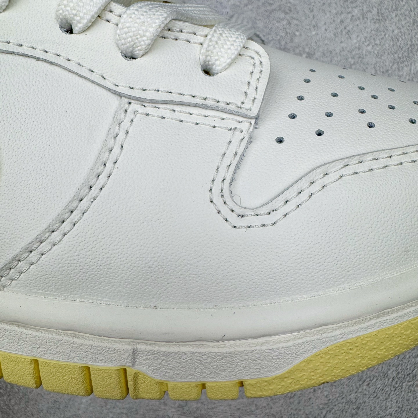 图片[16]-＃YC纯原 NK Dunk Low 云纱蜜境 WY0406-020 此款采用杏仁奶白色的鞋面，温柔似绵密云纱般覆盖鞋身，带来柔光漫射般的纯净质感，高级百搭。撷取一缕日光晨曦点染Swoosh，轻盈纯净中，跃动一抹亮色，将柔和的甜润与明媚的元气，巧妙揉合，在纯净云纱里，收藏一束日光。定制系列天花板 无原鞋不开发 全系列得物原鞋一比一校对开发 配色持续更新中 终端对接 优势输出 全套原厂楦头原纸板数据档案倾力打造 原汁原味莞产 极致还原 圈内最强针车工艺 高端零售指定版 广东原厂配套原盒原标 鞋盒分三个尺码段 原厂冲刀 超高清洁度 全鞋零毛边皮料切割 采用原厂百宏鞋带以及原厂百宏织唛舌标 内标可供原厂几率过验 进口原装条纹中底布 四线拉帮白色点胶 原厂拉帮手法遵循公司 原厂电绣 极致还原 尺码：36 36.5 37.5 38 38.5 39 40 40.5 41 42 42.5 43 44 44.5 45 46-选品中心