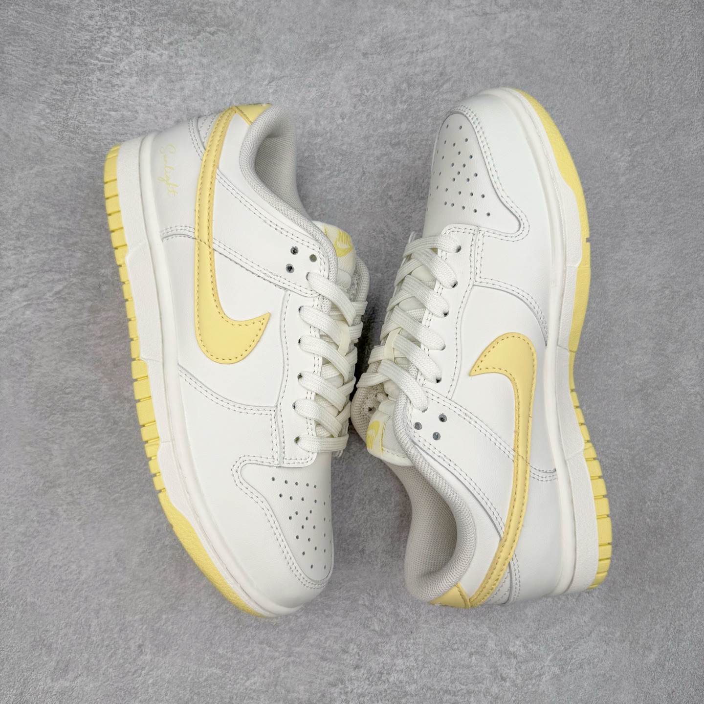 图片[3]-＃YC纯原 NK Dunk Low 云纱蜜境 WY0406-020 此款采用杏仁奶白色的鞋面，温柔似绵密云纱般覆盖鞋身，带来柔光漫射般的纯净质感，高级百搭。撷取一缕日光晨曦点染Swoosh，轻盈纯净中，跃动一抹亮色，将柔和的甜润与明媚的元气，巧妙揉合，在纯净云纱里，收藏一束日光。定制系列天花板 无原鞋不开发 全系列得物原鞋一比一校对开发 配色持续更新中 终端对接 优势输出 全套原厂楦头原纸板数据档案倾力打造 原汁原味莞产 极致还原 圈内最强针车工艺 高端零售指定版 广东原厂配套原盒原标 鞋盒分三个尺码段 原厂冲刀 超高清洁度 全鞋零毛边皮料切割 采用原厂百宏鞋带以及原厂百宏织唛舌标 内标可供原厂几率过验 进口原装条纹中底布 四线拉帮白色点胶 原厂拉帮手法遵循公司 原厂电绣 极致还原 尺码：36 36.5 37.5 38 38.5 39 40 40.5 41 42 42.5 43 44 44.5 45 46-选品中心