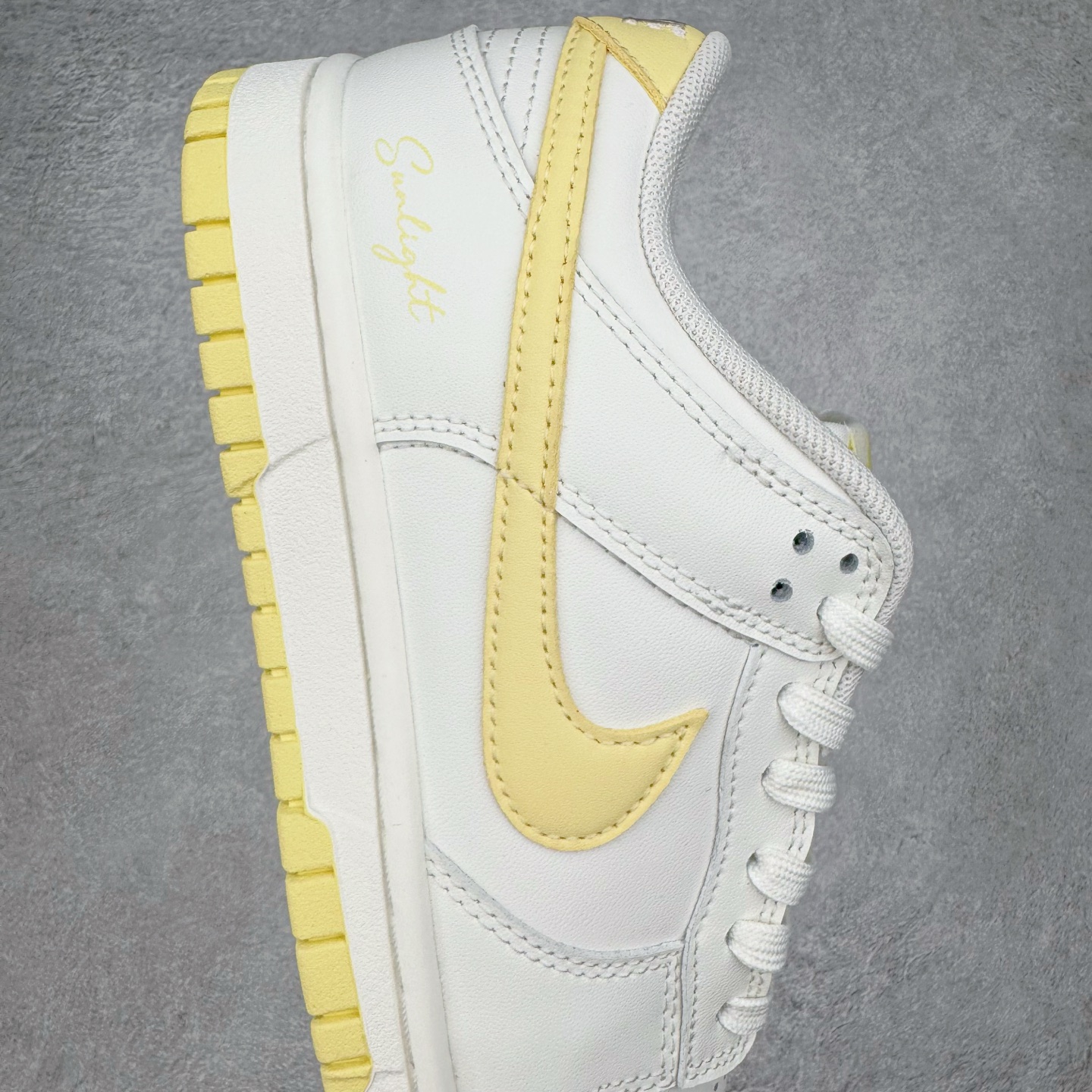 图片[6]-＃YC纯原 NK Dunk Low 云纱蜜境 WY0406-020 此款采用杏仁奶白色的鞋面，温柔似绵密云纱般覆盖鞋身，带来柔光漫射般的纯净质感，高级百搭。撷取一缕日光晨曦点染Swoosh，轻盈纯净中，跃动一抹亮色，将柔和的甜润与明媚的元气，巧妙揉合，在纯净云纱里，收藏一束日光。定制系列天花板 无原鞋不开发 全系列得物原鞋一比一校对开发 配色持续更新中 终端对接 优势输出 全套原厂楦头原纸板数据档案倾力打造 原汁原味莞产 极致还原 圈内最强针车工艺 高端零售指定版 广东原厂配套原盒原标 鞋盒分三个尺码段 原厂冲刀 超高清洁度 全鞋零毛边皮料切割 采用原厂百宏鞋带以及原厂百宏织唛舌标 内标可供原厂几率过验 进口原装条纹中底布 四线拉帮白色点胶 原厂拉帮手法遵循公司 原厂电绣 极致还原 尺码：36 36.5 37.5 38 38.5 39 40 40.5 41 42 42.5 43 44 44.5 45 46-选品中心