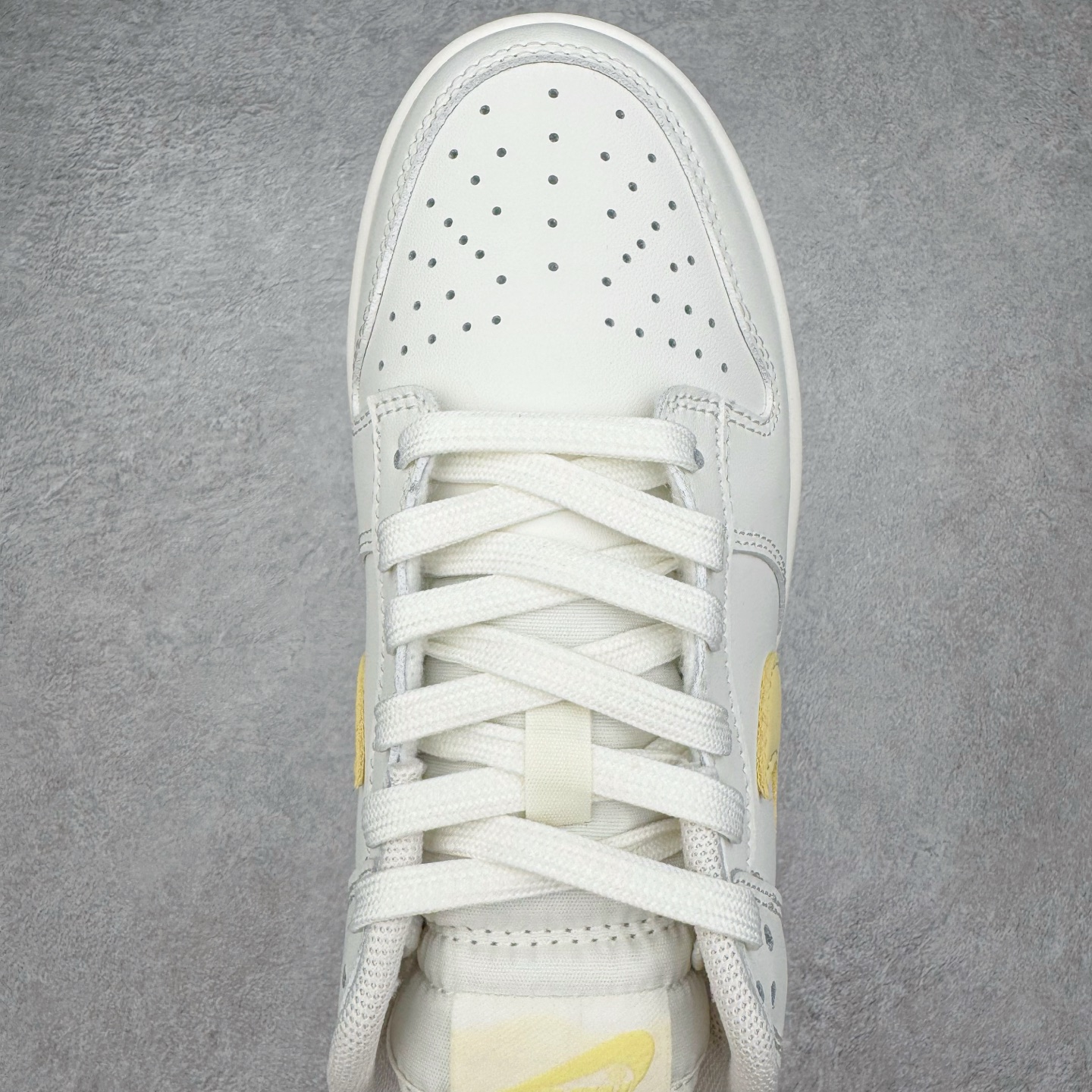 图片[4]-＃YC纯原 NK Dunk Low 云纱蜜境 WY0406-020 此款采用杏仁奶白色的鞋面，温柔似绵密云纱般覆盖鞋身，带来柔光漫射般的纯净质感，高级百搭。撷取一缕日光晨曦点染Swoosh，轻盈纯净中，跃动一抹亮色，将柔和的甜润与明媚的元气，巧妙揉合，在纯净云纱里，收藏一束日光。定制系列天花板 无原鞋不开发 全系列得物原鞋一比一校对开发 配色持续更新中 终端对接 优势输出 全套原厂楦头原纸板数据档案倾力打造 原汁原味莞产 极致还原 圈内最强针车工艺 高端零售指定版 广东原厂配套原盒原标 鞋盒分三个尺码段 原厂冲刀 超高清洁度 全鞋零毛边皮料切割 采用原厂百宏鞋带以及原厂百宏织唛舌标 内标可供原厂几率过验 进口原装条纹中底布 四线拉帮白色点胶 原厂拉帮手法遵循公司 原厂电绣 极致还原 尺码：36 36.5 37.5 38 38.5 39 40 40.5 41 42 42.5 43 44 44.5 45 46-选品中心