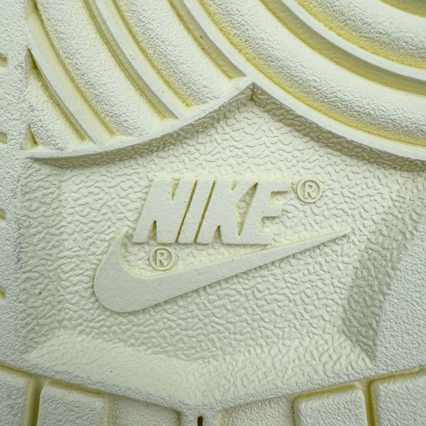 图片[13]-＃YC纯原 NK Dunk Low 云纱蜜境 WY0406-020 此款采用杏仁奶白色的鞋面，温柔似绵密云纱般覆盖鞋身，带来柔光漫射般的纯净质感，高级百搭。撷取一缕日光晨曦点染Swoosh，轻盈纯净中，跃动一抹亮色，将柔和的甜润与明媚的元气，巧妙揉合，在纯净云纱里，收藏一束日光。定制系列天花板 无原鞋不开发 全系列得物原鞋一比一校对开发 配色持续更新中 终端对接 优势输出 全套原厂楦头原纸板数据档案倾力打造 原汁原味莞产 极致还原 圈内最强针车工艺 高端零售指定版 广东原厂配套原盒原标 鞋盒分三个尺码段 原厂冲刀 超高清洁度 全鞋零毛边皮料切割 采用原厂百宏鞋带以及原厂百宏织唛舌标 内标可供原厂几率过验 进口原装条纹中底布 四线拉帮白色点胶 原厂拉帮手法遵循公司 原厂电绣 极致还原 尺码：36 36.5 37.5 38 38.5 39 40 40.5 41 42 42.5 43 44 44.5 45 46-选品中心