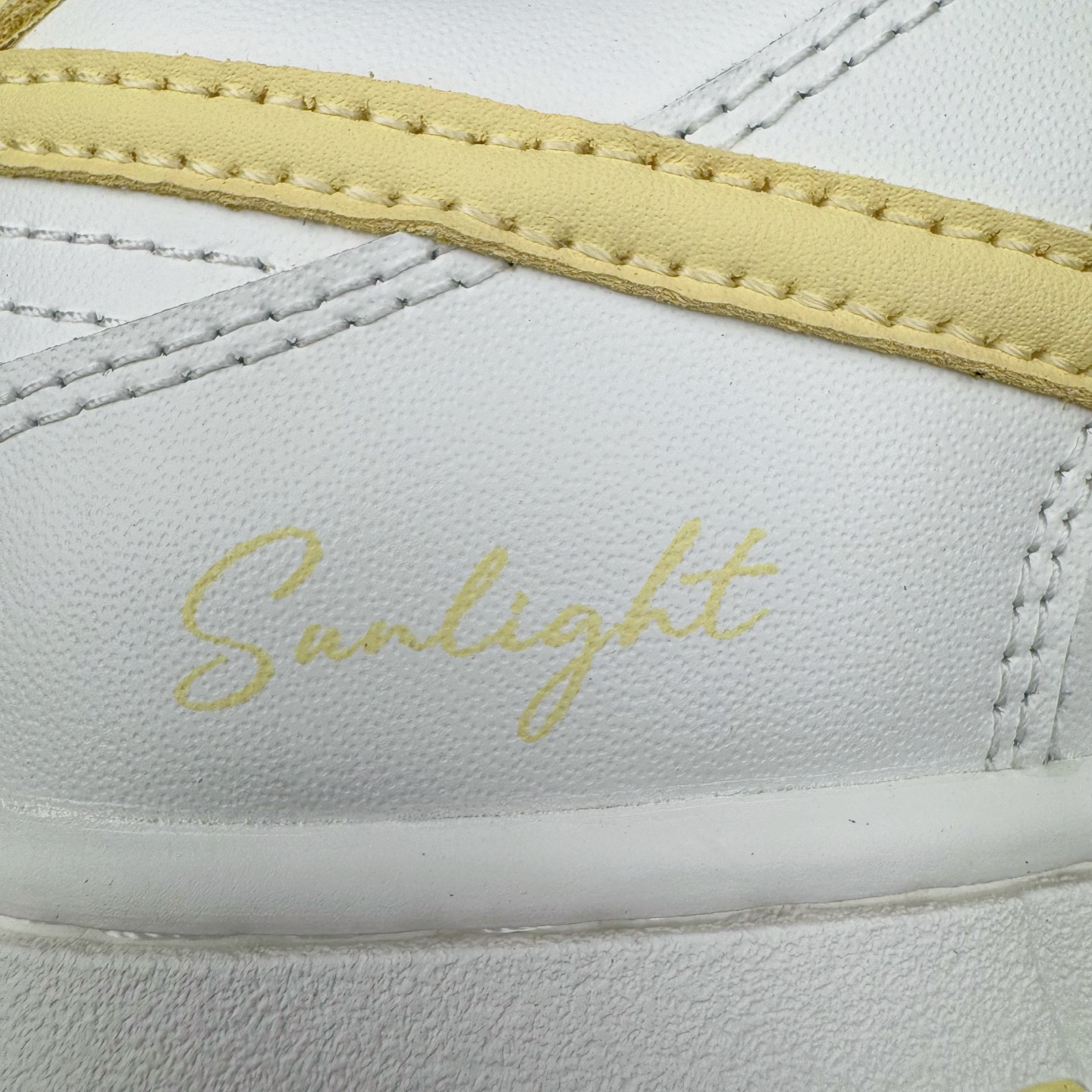 图片[15]-＃YC纯原 NK Dunk Low 云纱蜜境 WY0406-020 此款采用杏仁奶白色的鞋面，温柔似绵密云纱般覆盖鞋身，带来柔光漫射般的纯净质感，高级百搭。撷取一缕日光晨曦点染Swoosh，轻盈纯净中，跃动一抹亮色，将柔和的甜润与明媚的元气，巧妙揉合，在纯净云纱里，收藏一束日光。定制系列天花板 无原鞋不开发 全系列得物原鞋一比一校对开发 配色持续更新中 终端对接 优势输出 全套原厂楦头原纸板数据档案倾力打造 原汁原味莞产 极致还原 圈内最强针车工艺 高端零售指定版 广东原厂配套原盒原标 鞋盒分三个尺码段 原厂冲刀 超高清洁度 全鞋零毛边皮料切割 采用原厂百宏鞋带以及原厂百宏织唛舌标 内标可供原厂几率过验 进口原装条纹中底布 四线拉帮白色点胶 原厂拉帮手法遵循公司 原厂电绣 极致还原 尺码：36 36.5 37.5 38 38.5 39 40 40.5 41 42 42.5 43 44 44.5 45 46-选品中心