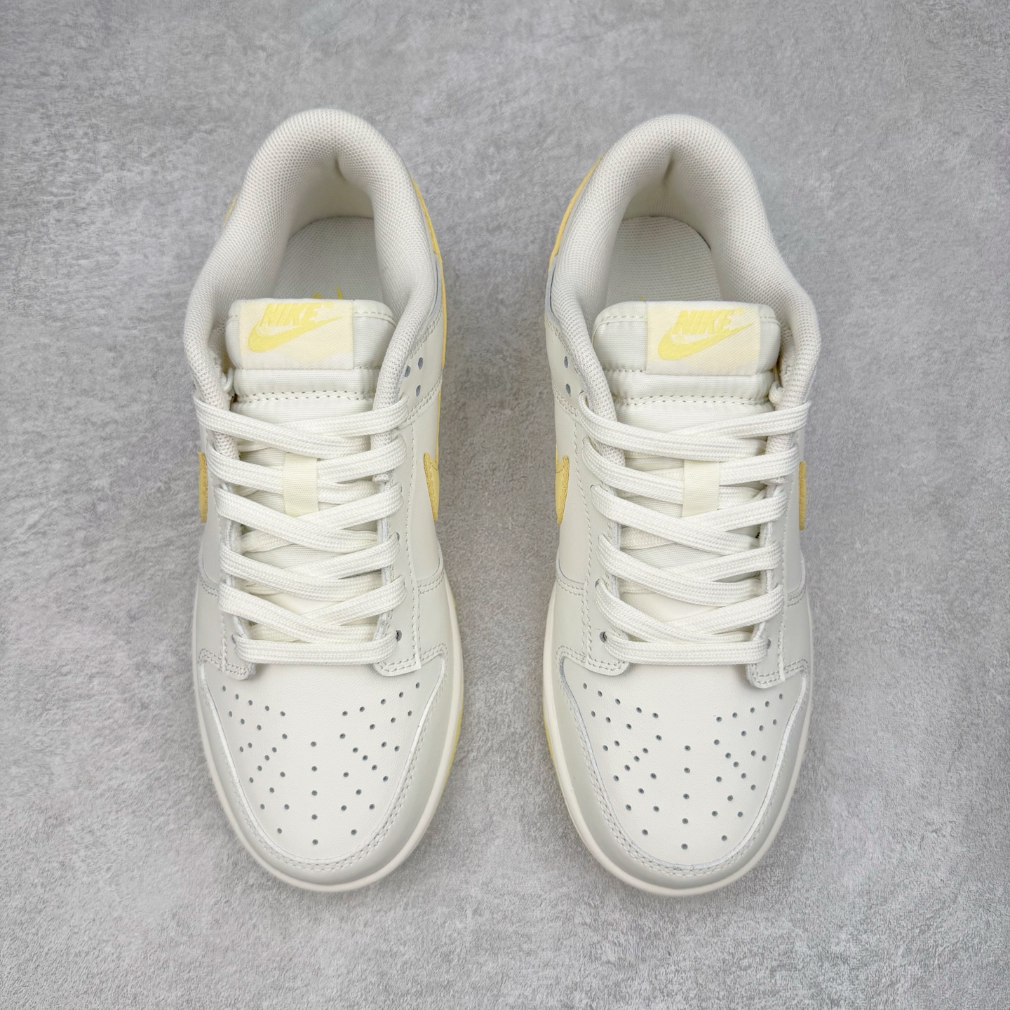 图片[2]-＃YC纯原 NK Dunk Low 云纱蜜境 WY0406-020 此款采用杏仁奶白色的鞋面，温柔似绵密云纱般覆盖鞋身，带来柔光漫射般的纯净质感，高级百搭。撷取一缕日光晨曦点染Swoosh，轻盈纯净中，跃动一抹亮色，将柔和的甜润与明媚的元气，巧妙揉合，在纯净云纱里，收藏一束日光。定制系列天花板 无原鞋不开发 全系列得物原鞋一比一校对开发 配色持续更新中 终端对接 优势输出 全套原厂楦头原纸板数据档案倾力打造 原汁原味莞产 极致还原 圈内最强针车工艺 高端零售指定版 广东原厂配套原盒原标 鞋盒分三个尺码段 原厂冲刀 超高清洁度 全鞋零毛边皮料切割 采用原厂百宏鞋带以及原厂百宏织唛舌标 内标可供原厂几率过验 进口原装条纹中底布 四线拉帮白色点胶 原厂拉帮手法遵循公司 原厂电绣 极致还原 尺码：36 36.5 37.5 38 38.5 39 40 40.5 41 42 42.5 43 44 44.5 45 46-选品中心