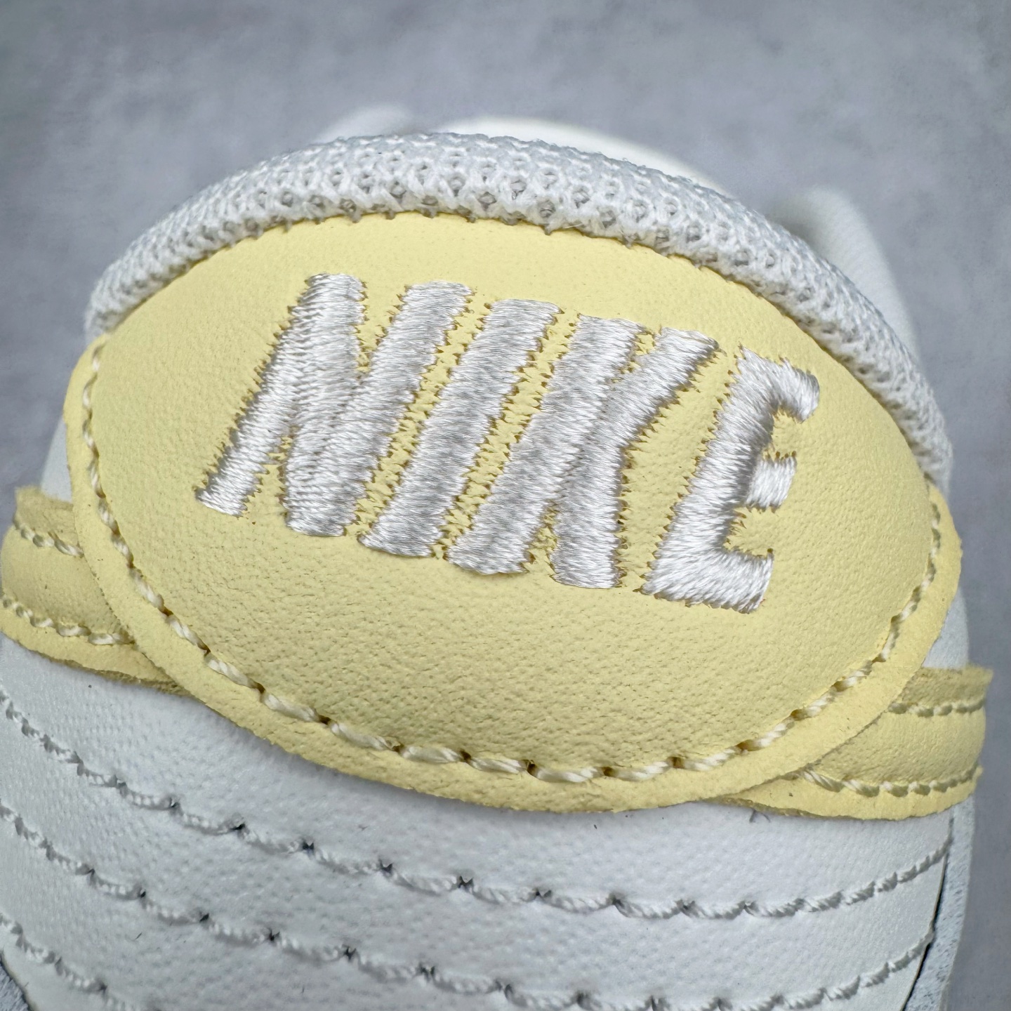 图片[14]-＃YC纯原 NK Dunk Low 云纱蜜境 WY0406-020 此款采用杏仁奶白色的鞋面，温柔似绵密云纱般覆盖鞋身，带来柔光漫射般的纯净质感，高级百搭。撷取一缕日光晨曦点染Swoosh，轻盈纯净中，跃动一抹亮色，将柔和的甜润与明媚的元气，巧妙揉合，在纯净云纱里，收藏一束日光。定制系列天花板 无原鞋不开发 全系列得物原鞋一比一校对开发 配色持续更新中 终端对接 优势输出 全套原厂楦头原纸板数据档案倾力打造 原汁原味莞产 极致还原 圈内最强针车工艺 高端零售指定版 广东原厂配套原盒原标 鞋盒分三个尺码段 原厂冲刀 超高清洁度 全鞋零毛边皮料切割 采用原厂百宏鞋带以及原厂百宏织唛舌标 内标可供原厂几率过验 进口原装条纹中底布 四线拉帮白色点胶 原厂拉帮手法遵循公司 原厂电绣 极致还原 尺码：36 36.5 37.5 38 38.5 39 40 40.5 41 42 42.5 43 44 44.5 45 46-选品中心