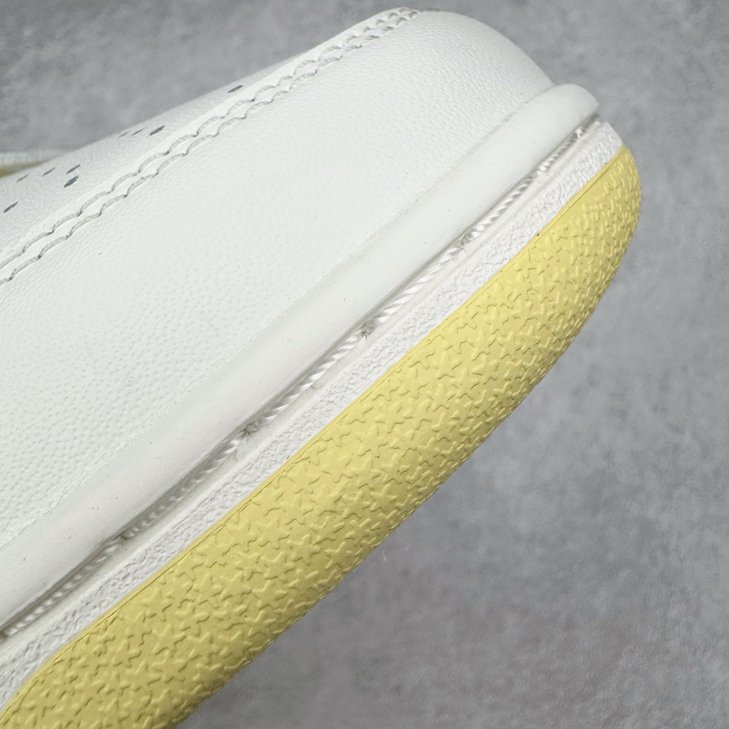 图片[12]-＃YC纯原 NK Dunk Low 云纱蜜境 WY0406-020 此款采用杏仁奶白色的鞋面，温柔似绵密云纱般覆盖鞋身，带来柔光漫射般的纯净质感，高级百搭。撷取一缕日光晨曦点染Swoosh，轻盈纯净中，跃动一抹亮色，将柔和的甜润与明媚的元气，巧妙揉合，在纯净云纱里，收藏一束日光。定制系列天花板 无原鞋不开发 全系列得物原鞋一比一校对开发 配色持续更新中 终端对接 优势输出 全套原厂楦头原纸板数据档案倾力打造 原汁原味莞产 极致还原 圈内最强针车工艺 高端零售指定版 广东原厂配套原盒原标 鞋盒分三个尺码段 原厂冲刀 超高清洁度 全鞋零毛边皮料切割 采用原厂百宏鞋带以及原厂百宏织唛舌标 内标可供原厂几率过验 进口原装条纹中底布 四线拉帮白色点胶 原厂拉帮手法遵循公司 原厂电绣 极致还原 尺码：36 36.5 37.5 38 38.5 39 40 40.5 41 42 42.5 43 44 44.5 45 46-选品中心