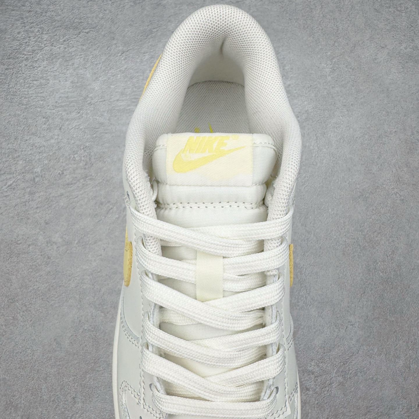 图片[5]-＃YC纯原 NK Dunk Low 云纱蜜境 WY0406-020 此款采用杏仁奶白色的鞋面，温柔似绵密云纱般覆盖鞋身，带来柔光漫射般的纯净质感，高级百搭。撷取一缕日光晨曦点染Swoosh，轻盈纯净中，跃动一抹亮色，将柔和的甜润与明媚的元气，巧妙揉合，在纯净云纱里，收藏一束日光。定制系列天花板 无原鞋不开发 全系列得物原鞋一比一校对开发 配色持续更新中 终端对接 优势输出 全套原厂楦头原纸板数据档案倾力打造 原汁原味莞产 极致还原 圈内最强针车工艺 高端零售指定版 广东原厂配套原盒原标 鞋盒分三个尺码段 原厂冲刀 超高清洁度 全鞋零毛边皮料切割 采用原厂百宏鞋带以及原厂百宏织唛舌标 内标可供原厂几率过验 进口原装条纹中底布 四线拉帮白色点胶 原厂拉帮手法遵循公司 原厂电绣 极致还原 尺码：36 36.5 37.5 38 38.5 39 40 40.5 41 42 42.5 43 44 44.5 45 46-选品中心