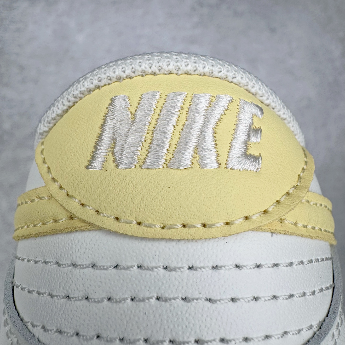 图片[10]-＃YC纯原 NK Dunk Low 云纱蜜境 WY0406-020 此款采用杏仁奶白色的鞋面，温柔似绵密云纱般覆盖鞋身，带来柔光漫射般的纯净质感，高级百搭。撷取一缕日光晨曦点染Swoosh，轻盈纯净中，跃动一抹亮色，将柔和的甜润与明媚的元气，巧妙揉合，在纯净云纱里，收藏一束日光。定制系列天花板 无原鞋不开发 全系列得物原鞋一比一校对开发 配色持续更新中 终端对接 优势输出 全套原厂楦头原纸板数据档案倾力打造 原汁原味莞产 极致还原 圈内最强针车工艺 高端零售指定版 广东原厂配套原盒原标 鞋盒分三个尺码段 原厂冲刀 超高清洁度 全鞋零毛边皮料切割 采用原厂百宏鞋带以及原厂百宏织唛舌标 内标可供原厂几率过验 进口原装条纹中底布 四线拉帮白色点胶 原厂拉帮手法遵循公司 原厂电绣 极致还原 尺码：36 36.5 37.5 38 38.5 39 40 40.5 41 42 42.5 43 44 44.5 45 46-选品中心