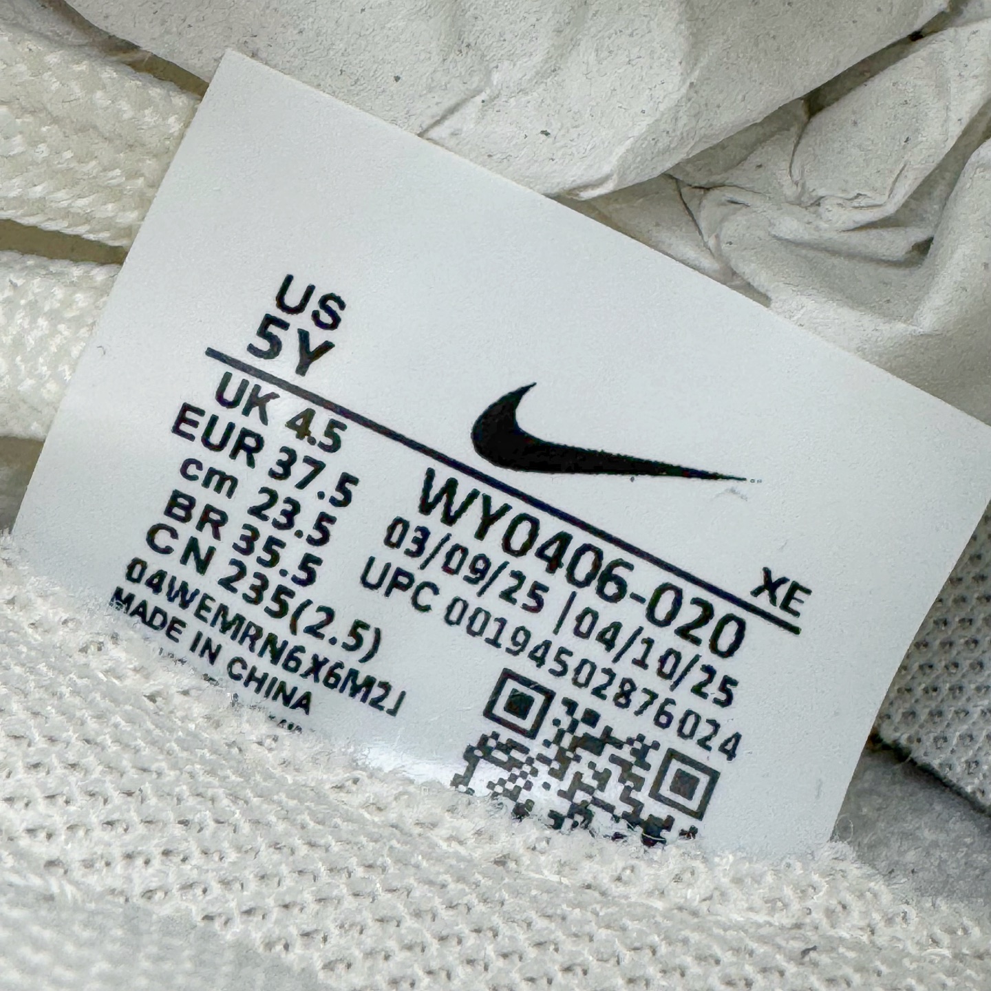 图片[19]-＃YC纯原 NK Dunk Low 云纱蜜境 WY0406-020 此款采用杏仁奶白色的鞋面，温柔似绵密云纱般覆盖鞋身，带来柔光漫射般的纯净质感，高级百搭。撷取一缕日光晨曦点染Swoosh，轻盈纯净中，跃动一抹亮色，将柔和的甜润与明媚的元气，巧妙揉合，在纯净云纱里，收藏一束日光。定制系列天花板 无原鞋不开发 全系列得物原鞋一比一校对开发 配色持续更新中 终端对接 优势输出 全套原厂楦头原纸板数据档案倾力打造 原汁原味莞产 极致还原 圈内最强针车工艺 高端零售指定版 广东原厂配套原盒原标 鞋盒分三个尺码段 原厂冲刀 超高清洁度 全鞋零毛边皮料切割 采用原厂百宏鞋带以及原厂百宏织唛舌标 内标可供原厂几率过验 进口原装条纹中底布 四线拉帮白色点胶 原厂拉帮手法遵循公司 原厂电绣 极致还原 尺码：36 36.5 37.5 38 38.5 39 40 40.5 41 42 42.5 43 44 44.5 45 46-选品中心