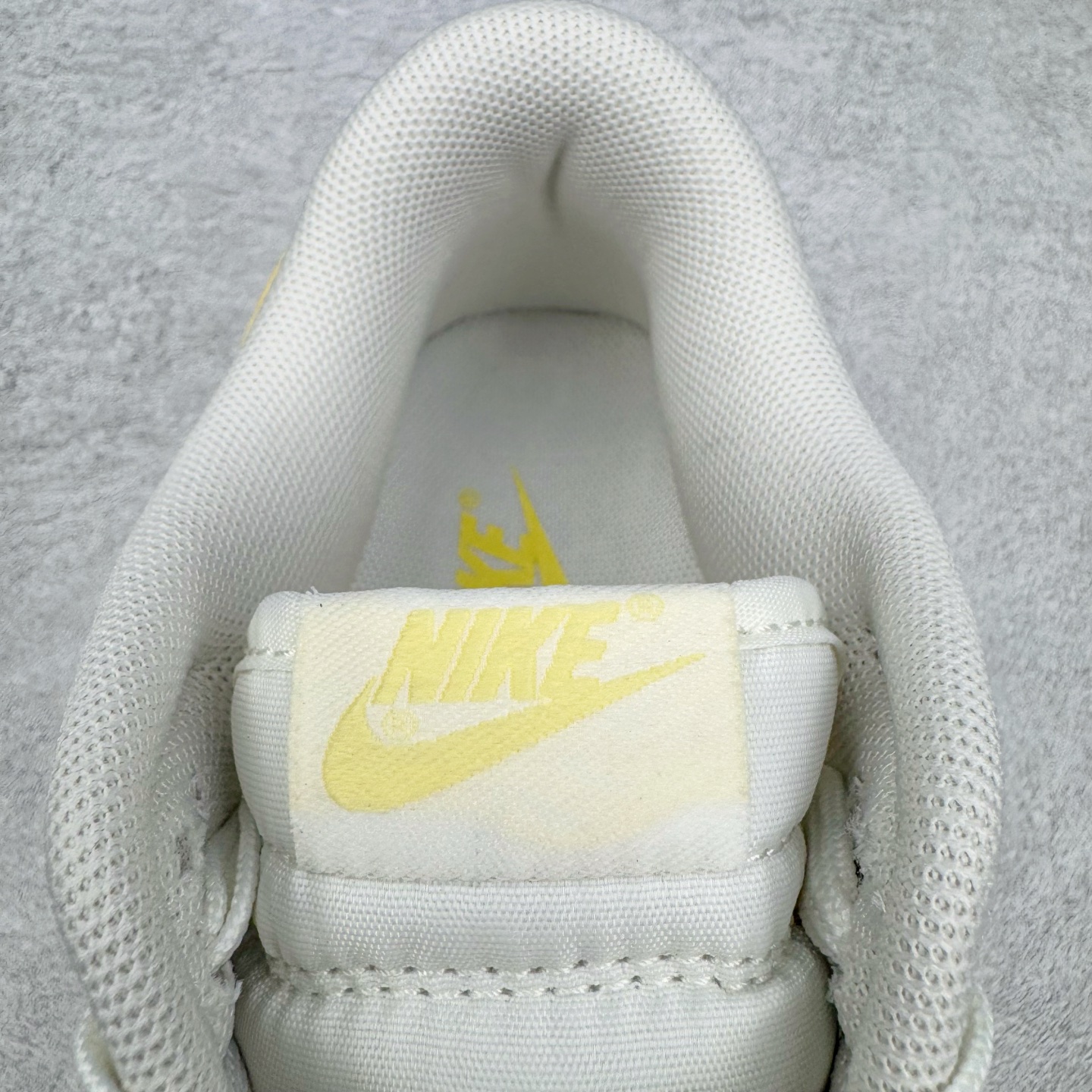 图片[20]-＃YC纯原 NK Dunk Low 云纱蜜境 WY0406-020 此款采用杏仁奶白色的鞋面，温柔似绵密云纱般覆盖鞋身，带来柔光漫射般的纯净质感，高级百搭。撷取一缕日光晨曦点染Swoosh，轻盈纯净中，跃动一抹亮色，将柔和的甜润与明媚的元气，巧妙揉合，在纯净云纱里，收藏一束日光。定制系列天花板 无原鞋不开发 全系列得物原鞋一比一校对开发 配色持续更新中 终端对接 优势输出 全套原厂楦头原纸板数据档案倾力打造 原汁原味莞产 极致还原 圈内最强针车工艺 高端零售指定版 广东原厂配套原盒原标 鞋盒分三个尺码段 原厂冲刀 超高清洁度 全鞋零毛边皮料切割 采用原厂百宏鞋带以及原厂百宏织唛舌标 内标可供原厂几率过验 进口原装条纹中底布 四线拉帮白色点胶 原厂拉帮手法遵循公司 原厂电绣 极致还原 尺码：36 36.5 37.5 38 38.5 39 40 40.5 41 42 42.5 43 44 44.5 45 46-选品中心