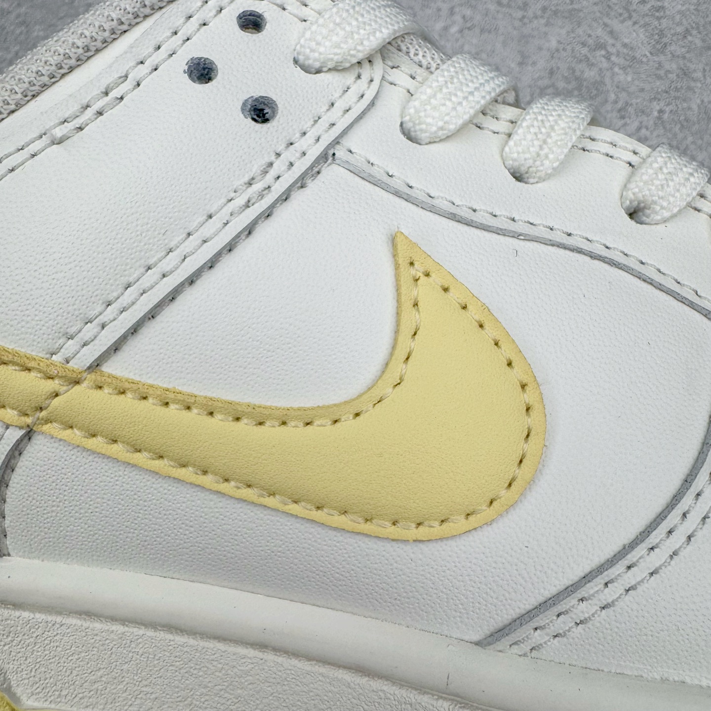 图片[11]-＃YC纯原 NK Dunk Low 云纱蜜境 WY0406-020 此款采用杏仁奶白色的鞋面，温柔似绵密云纱般覆盖鞋身，带来柔光漫射般的纯净质感，高级百搭。撷取一缕日光晨曦点染Swoosh，轻盈纯净中，跃动一抹亮色，将柔和的甜润与明媚的元气，巧妙揉合，在纯净云纱里，收藏一束日光。定制系列天花板 无原鞋不开发 全系列得物原鞋一比一校对开发 配色持续更新中 终端对接 优势输出 全套原厂楦头原纸板数据档案倾力打造 原汁原味莞产 极致还原 圈内最强针车工艺 高端零售指定版 广东原厂配套原盒原标 鞋盒分三个尺码段 原厂冲刀 超高清洁度 全鞋零毛边皮料切割 采用原厂百宏鞋带以及原厂百宏织唛舌标 内标可供原厂几率过验 进口原装条纹中底布 四线拉帮白色点胶 原厂拉帮手法遵循公司 原厂电绣 极致还原 尺码：36 36.5 37.5 38 38.5 39 40 40.5 41 42 42.5 43 44 44.5 45 46-选品中心