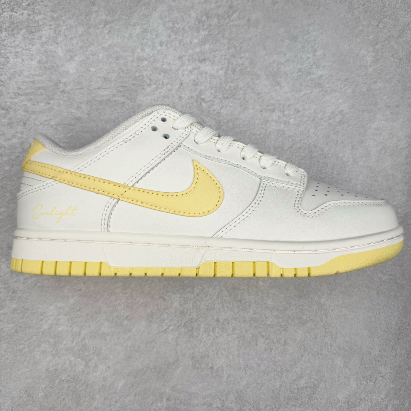 ＃YC纯原 NK Dunk Low 云纱蜜境 WY0406-020 此款采用杏仁奶白色的鞋面，温柔似绵密云纱般覆盖鞋身，带来柔光漫射般的纯净质感，高级百搭。撷取一缕日光晨曦点染Swoosh，轻盈纯净中，跃动一抹亮色，将柔和的甜润与明媚的元气，巧妙揉合，在纯净云纱里，收藏一束日光。定制系列天花板 无原鞋不开发 全系列得物原鞋一比一校对开发 配色持续更新中 终端对接 优势输出 全套原厂楦头原纸板数据档案倾力打造 原汁原味莞产 极致还原 圈内最强针车工艺 高端零售指定版 广东原厂配套原盒原标 鞋盒分三个尺码段 原厂冲刀 超高清洁度 全鞋零毛边皮料切割 采用原厂百宏鞋带以及原厂百宏织唛舌标 内标可供原厂几率过验 进口原装条纹中底布 四线拉帮白色点胶 原厂拉帮手法遵循公司 原厂电绣 极致还原 尺码：36 36.5 37.5 38 38.5 39 40 40.5 41 42 42.5 43 44 44.5 45 46-选品中心
