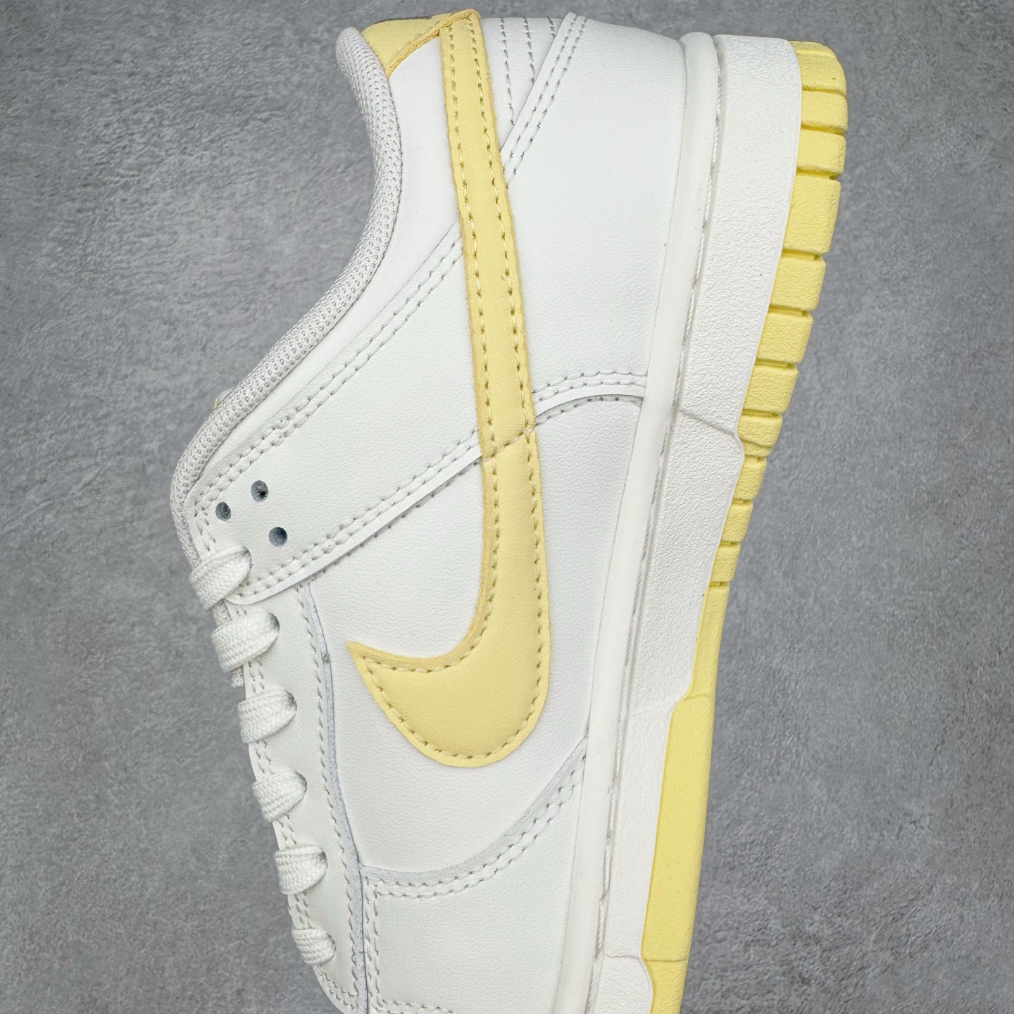 图片[7]-＃YC纯原 NK Dunk Low 云纱蜜境 WY0406-020 此款采用杏仁奶白色的鞋面，温柔似绵密云纱般覆盖鞋身，带来柔光漫射般的纯净质感，高级百搭。撷取一缕日光晨曦点染Swoosh，轻盈纯净中，跃动一抹亮色，将柔和的甜润与明媚的元气，巧妙揉合，在纯净云纱里，收藏一束日光。定制系列天花板 无原鞋不开发 全系列得物原鞋一比一校对开发 配色持续更新中 终端对接 优势输出 全套原厂楦头原纸板数据档案倾力打造 原汁原味莞产 极致还原 圈内最强针车工艺 高端零售指定版 广东原厂配套原盒原标 鞋盒分三个尺码段 原厂冲刀 超高清洁度 全鞋零毛边皮料切割 采用原厂百宏鞋带以及原厂百宏织唛舌标 内标可供原厂几率过验 进口原装条纹中底布 四线拉帮白色点胶 原厂拉帮手法遵循公司 原厂电绣 极致还原 尺码：36 36.5 37.5 38 38.5 39 40 40.5 41 42 42.5 43 44 44.5 45 46-选品中心