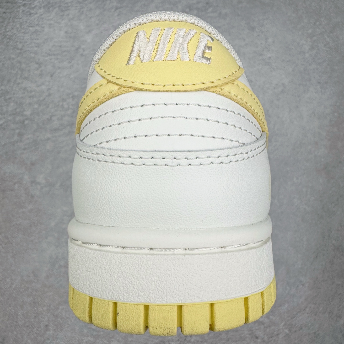 图片[8]-＃YC纯原 NK Dunk Low 云纱蜜境 WY0406-020 此款采用杏仁奶白色的鞋面，温柔似绵密云纱般覆盖鞋身，带来柔光漫射般的纯净质感，高级百搭。撷取一缕日光晨曦点染Swoosh，轻盈纯净中，跃动一抹亮色，将柔和的甜润与明媚的元气，巧妙揉合，在纯净云纱里，收藏一束日光。定制系列天花板 无原鞋不开发 全系列得物原鞋一比一校对开发 配色持续更新中 终端对接 优势输出 全套原厂楦头原纸板数据档案倾力打造 原汁原味莞产 极致还原 圈内最强针车工艺 高端零售指定版 广东原厂配套原盒原标 鞋盒分三个尺码段 原厂冲刀 超高清洁度 全鞋零毛边皮料切割 采用原厂百宏鞋带以及原厂百宏织唛舌标 内标可供原厂几率过验 进口原装条纹中底布 四线拉帮白色点胶 原厂拉帮手法遵循公司 原厂电绣 极致还原 尺码：36 36.5 37.5 38 38.5 39 40 40.5 41 42 42.5 43 44 44.5 45 46-选品中心