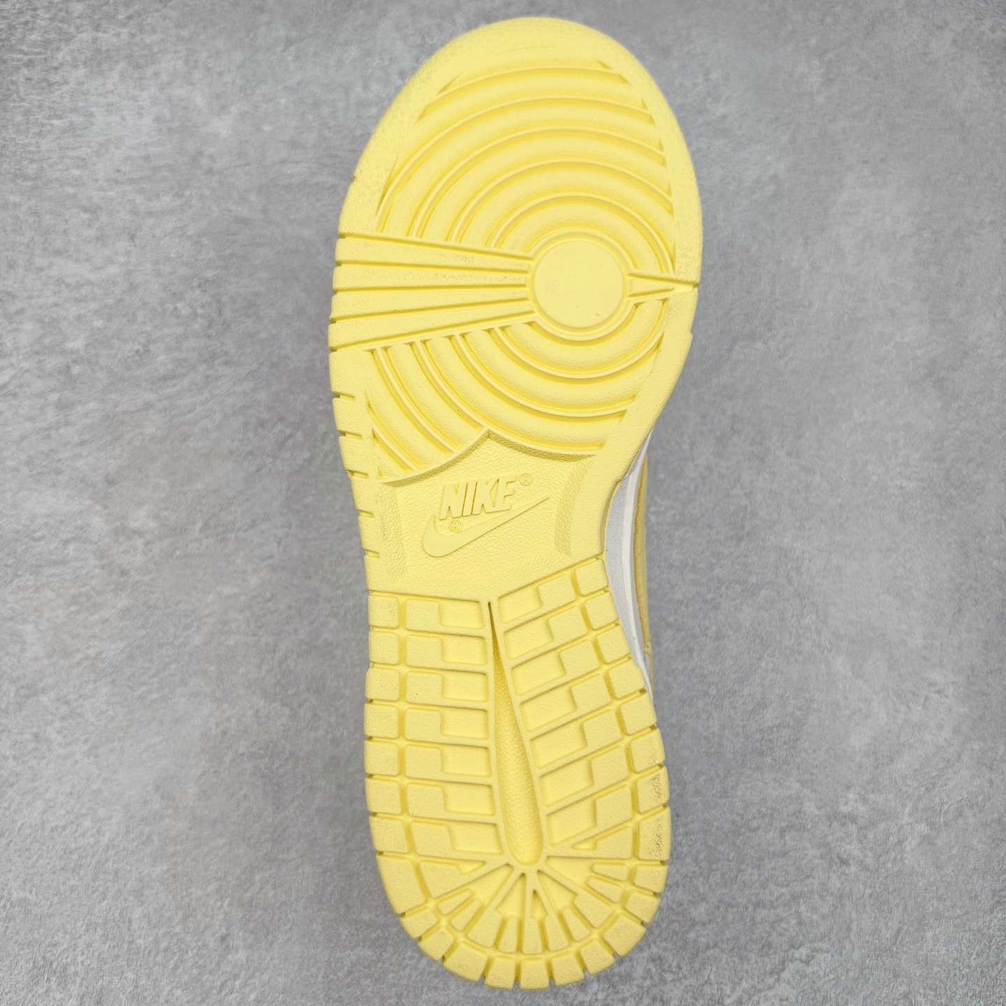 图片[9]-＃YC纯原 NK Dunk Low 云纱蜜境 WY0406-020 此款采用杏仁奶白色的鞋面，温柔似绵密云纱般覆盖鞋身，带来柔光漫射般的纯净质感，高级百搭。撷取一缕日光晨曦点染Swoosh，轻盈纯净中，跃动一抹亮色，将柔和的甜润与明媚的元气，巧妙揉合，在纯净云纱里，收藏一束日光。定制系列天花板 无原鞋不开发 全系列得物原鞋一比一校对开发 配色持续更新中 终端对接 优势输出 全套原厂楦头原纸板数据档案倾力打造 原汁原味莞产 极致还原 圈内最强针车工艺 高端零售指定版 广东原厂配套原盒原标 鞋盒分三个尺码段 原厂冲刀 超高清洁度 全鞋零毛边皮料切割 采用原厂百宏鞋带以及原厂百宏织唛舌标 内标可供原厂几率过验 进口原装条纹中底布 四线拉帮白色点胶 原厂拉帮手法遵循公司 原厂电绣 极致还原 尺码：36 36.5 37.5 38 38.5 39 40 40.5 41 42 42.5 43 44 44.5 45 46-选品中心