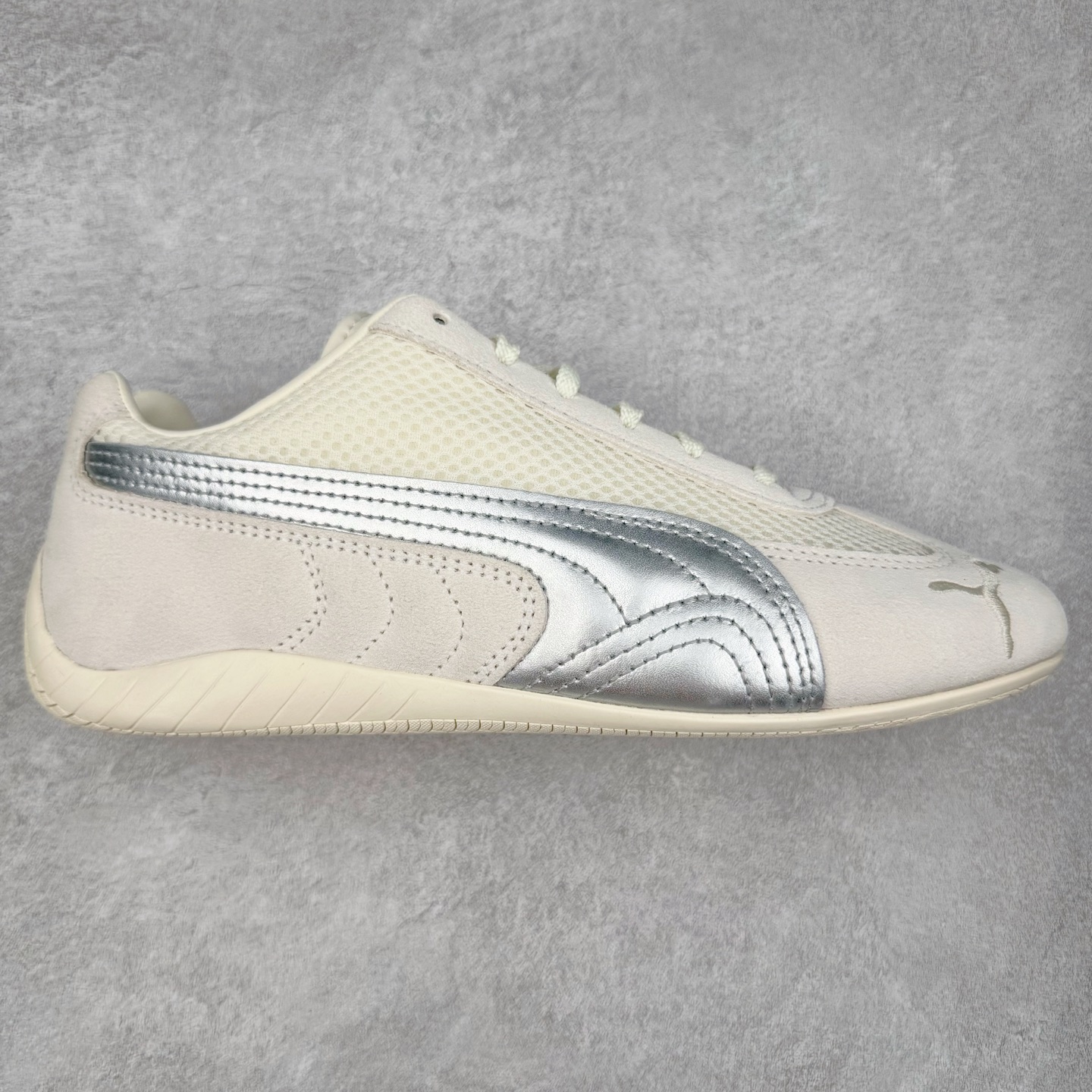 ＃CS纯原 PUMA Speedca OG 彪马极速赛车系列低帮德训风拼接复古百搭休闲运动赛车鞋 鞋款从80、90年代赛车手所穿的防火赛车鞋为原型，鞋身线条模仿了赛车的流线廓形，体现了空气动力学原理的结构。简约流畅的外观，恰好又和贯穿其中的Formstrip Logo融合恰到好处，视觉上细节丰富且协调。本次Speedcat OG鞋款归来，最大看点自然式保留了窄版鞋型以及薄底构造。这两年各品牌鞋底越做越厚，Speedcat反其道而行之，上脚几乎无鞋底的效果带来耳目一新的视觉体验。鞋面依旧是以质感细腻的麂皮材质打造，并且大面积近乎全包裹的使用，复古味道也愈发浓烈。配色上更是将最原始的黑色和红色带回，向F1赛车队的标志性队服致敬。相信让各位一眼种草的更多是出挑的大红色，上脚即可瞬间点亮整体造型，在以球鞋为核心的OOTD中脱颖而出。而另一款黑色则是低调的万金油，彰显新潮个性的同时又不喧宾夺主，也是热爱简约系穿搭朋友的首选。 尺码：36 37 37.5 38 38.5 39 40 40.5 41 42 42.5 43 44 44.5 45 46-选品中心